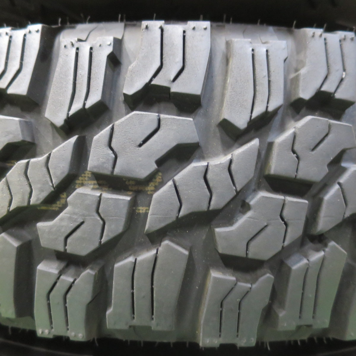 バリ溝！23年！キレイ！9.5分★スズキ JB64 ジムニー 純正 185/85R16 105/103L スタッドレス ダンロップ グラントレック XS1 ホワイトレター 16インチ PCD139.7/5H★5122907イス