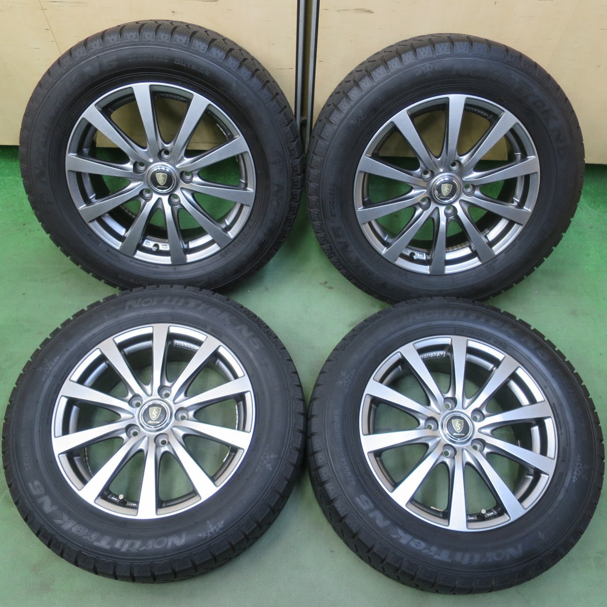 バリ溝！22年！キレイ！ほぼ10分◎スタッドレス 215/60R16 オートバックス ノーストレック N5 MANARAY SPORT マナレイ スポーツ 16インチ PCD114.3/5H◎6081908イス