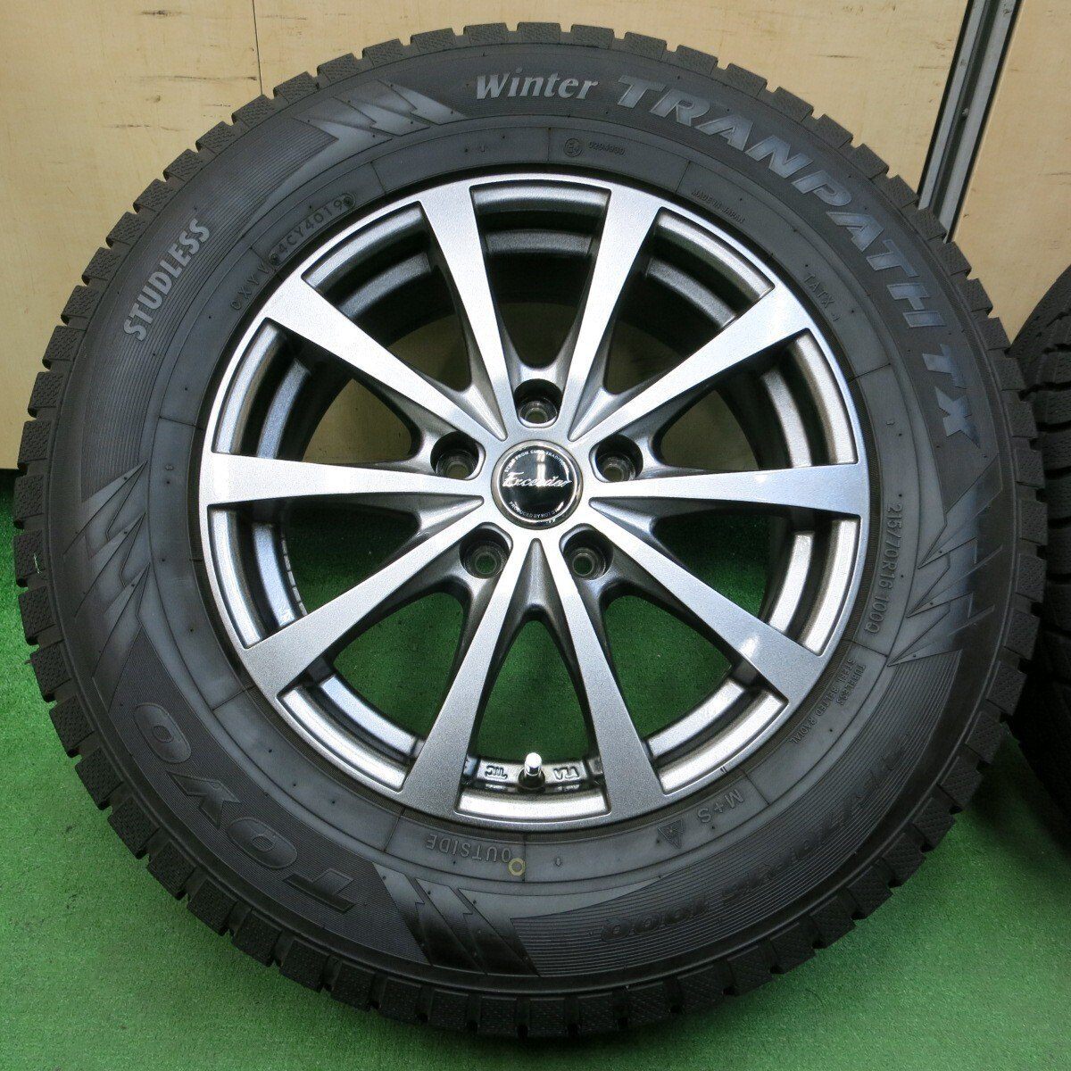 バリ溝！綺麗！9.5分★スタッドレス 215/70R16 トーヨー ウインタートランパス TX Exceeder PCD114.3/5H★4051706イス