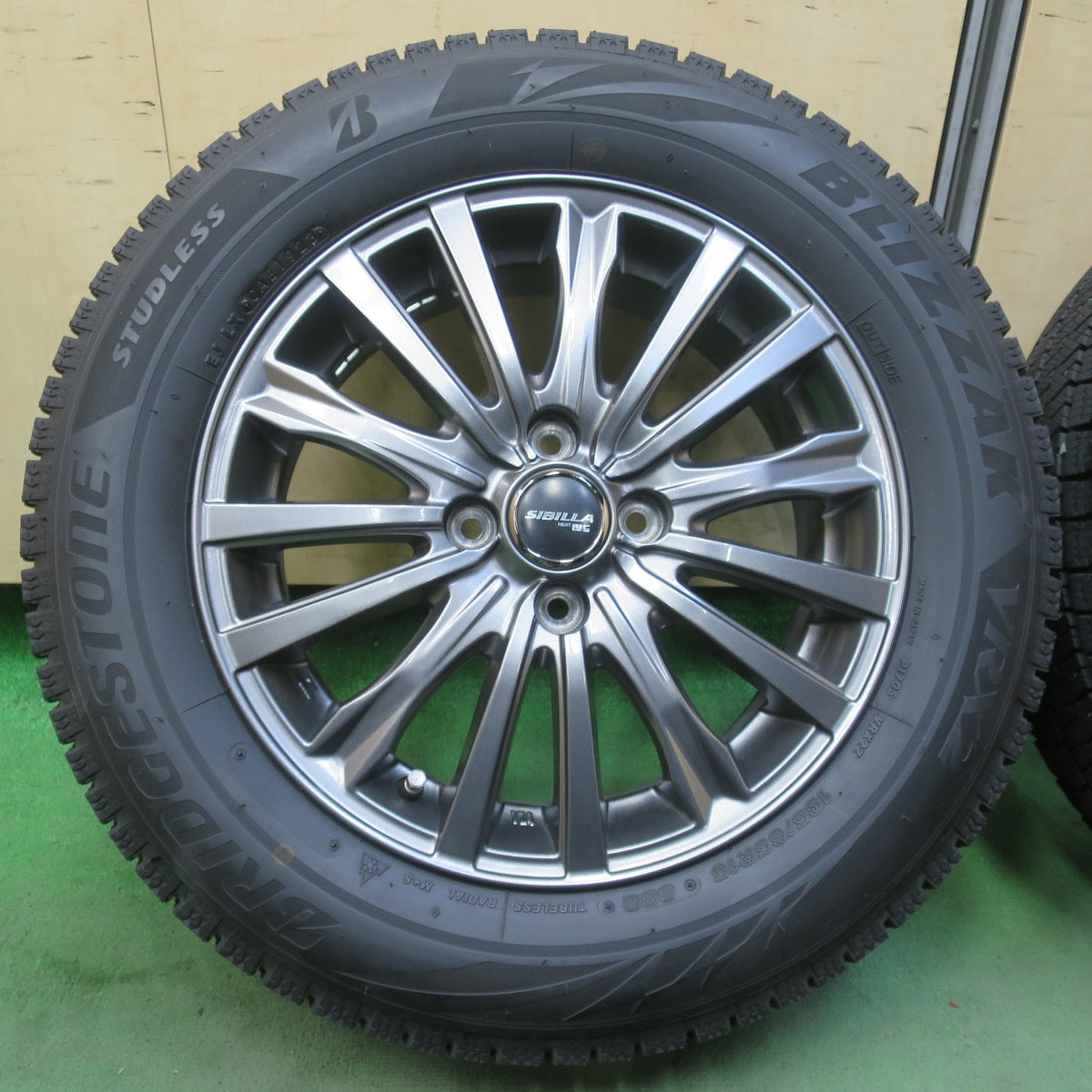 バリ溝！23年！キレイ！9.5分★スタッドレス 185/65R15 ブリヂストン ブリザック VRX2 SIBILLA NEXT W5 シビラ ネクスト 15インチ PCD100/4H★6042809イス