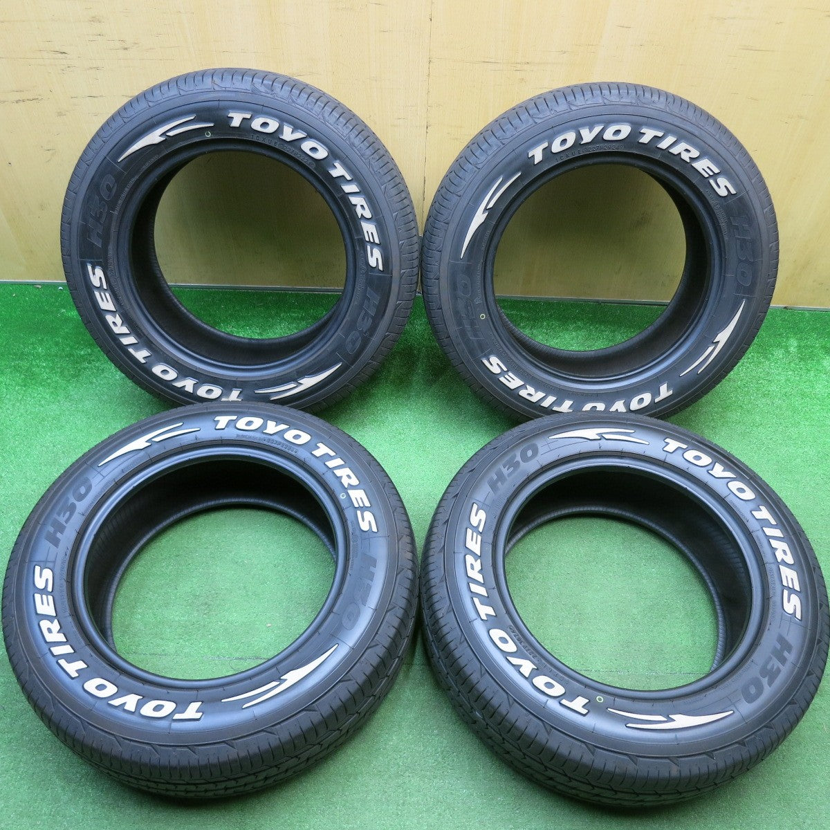バリ溝！24年！9.5分★215/65R16 109/107R トーヨー タイヤ H30 ホワイトレター 16インチ アルファード ヴェルファイア ハイエース 等★6011805HAノタ