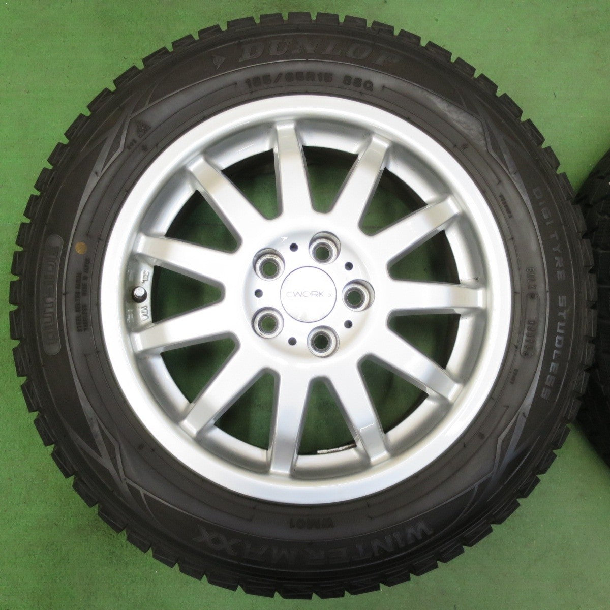 バリ溝！キレイ！9.5分★シエンタ 等 185/65R15 スタッドレス ダンロップ ウインターマックス WM01 CWORKS 15インチ PCD100/5H★5032912イス