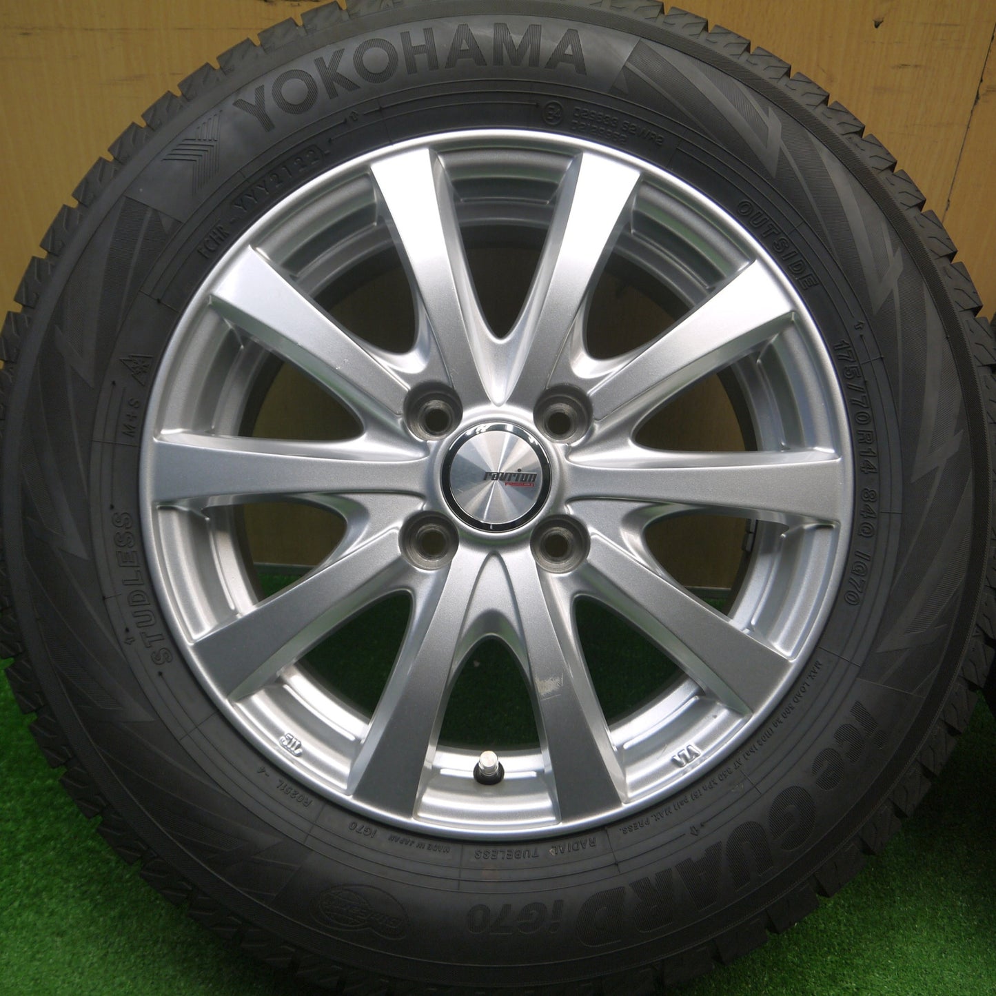 [送料無料] バリ溝！22年！キレイ！ほぼ10分★スタッドレス 175/70R14 ヨコハマ アイスガード iG70 ravrion RS01 ラブリオン 14インチ PCD100/4H★4110102Hス
