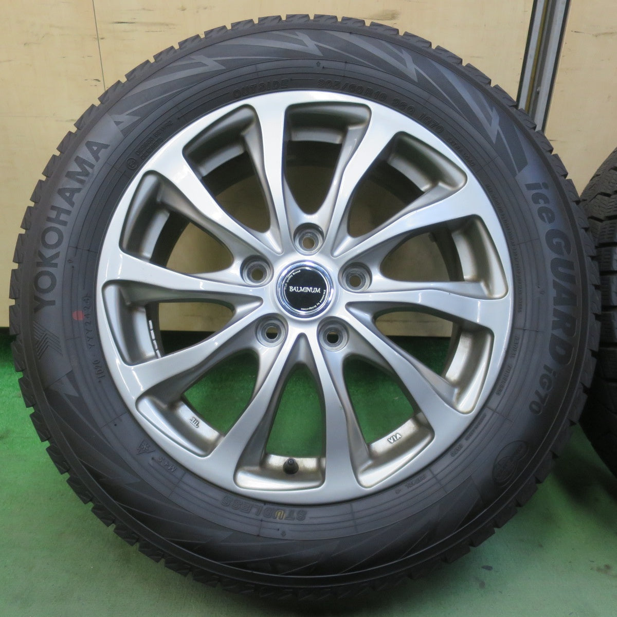 ほぼ未使用！24年◎スタッドレス 205/60R16 ヨコハマ アイスガード iG70 BALMINUM TR10 バルミナ 16インチ PCD114.3/5H◎6081603イス