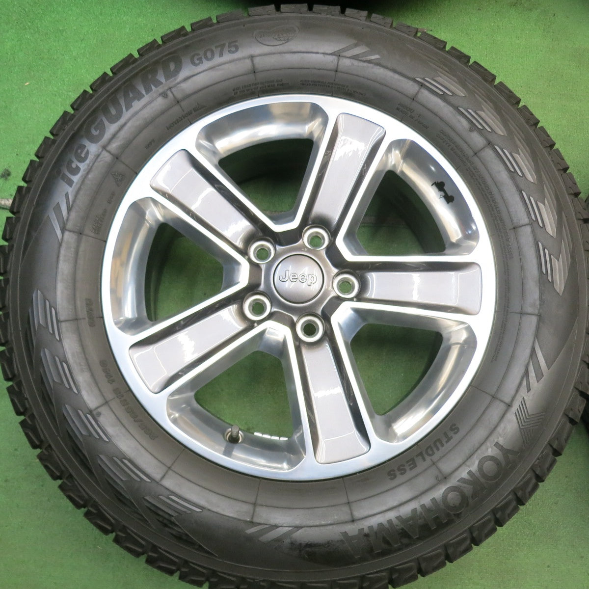 バリ溝！22年！キレイ！9.5分◎JEEP ジープ JL ラングラー アンリミテッド サハラ 純正 265/65R18 スタッドレス ヨコハマ アイスガード G075 18インチ PCD127/5H◎6071209HAス