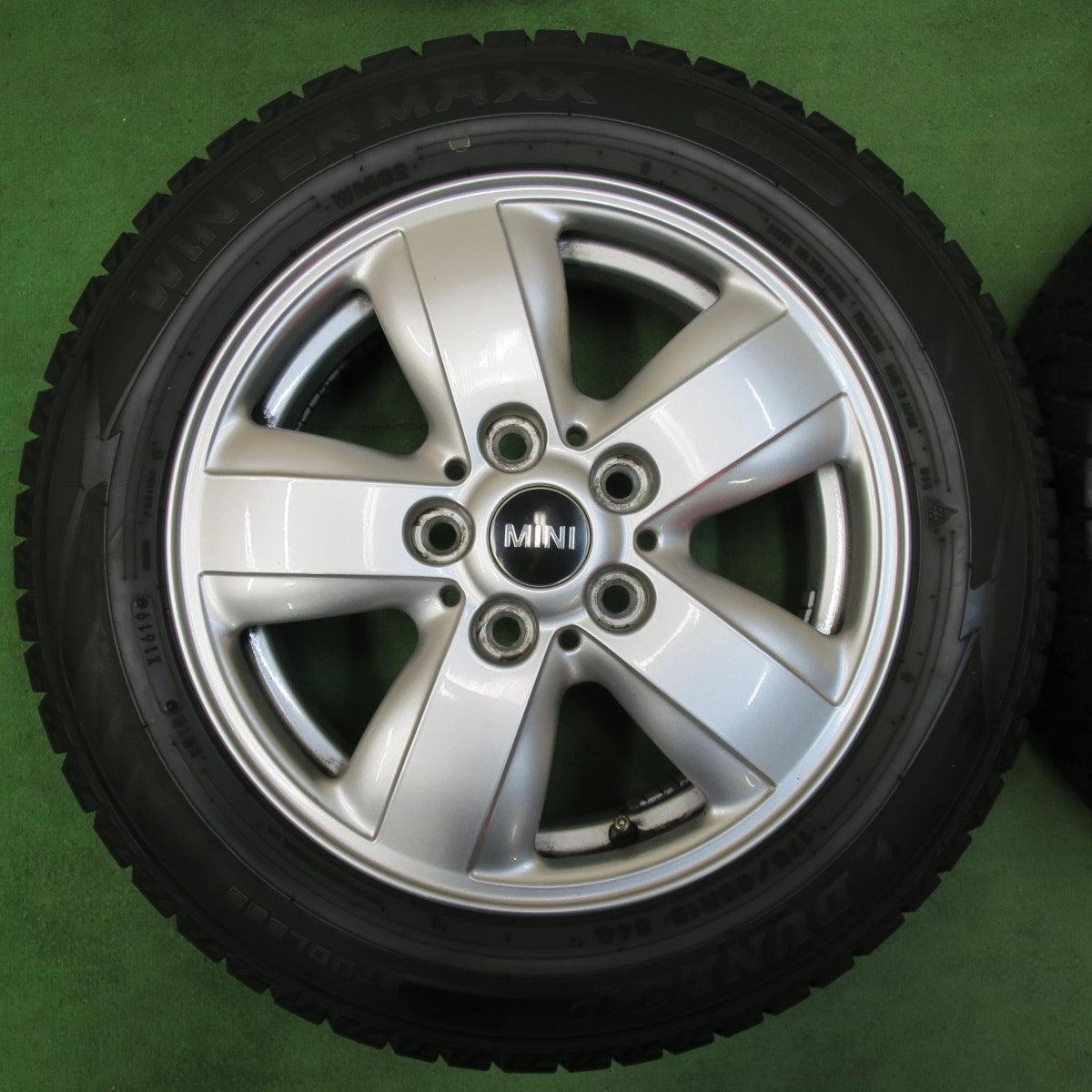 [送料無料] バリ溝！キレイ！9.5分★MINI ミニ クーパー F55 F56 F57 純正 175/65R15 スタッドレス ダンロップ ウインターマックス WM02 15インチ PCD112/5H★4123020イス