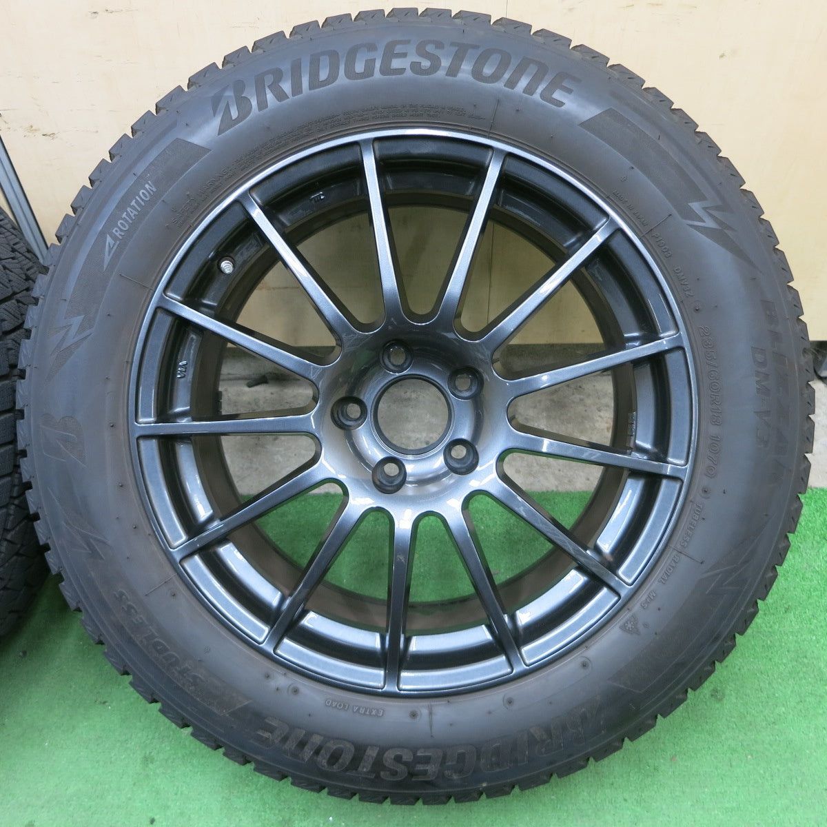 バリ溝！22年！キレイ！9.5分★ベンツ 等 IRVINE 235/60R18 スタッドレス ブリヂストン ブリザック DM-V3 アーヴィン 18インチ PCD112/5H★5050205ナス