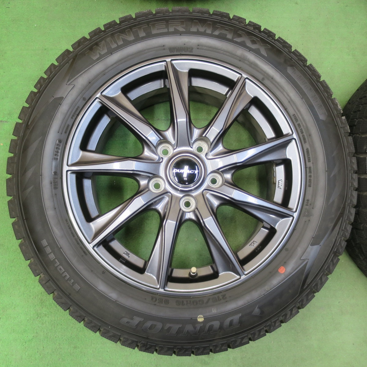 バリ溝！22年！キレイ！9.5分★スタッドレス 215/60R16 ダンロップ ウインターマックス WM02 DUFACT デュファクト 16インチ PCD114.3/5H★5043004イス