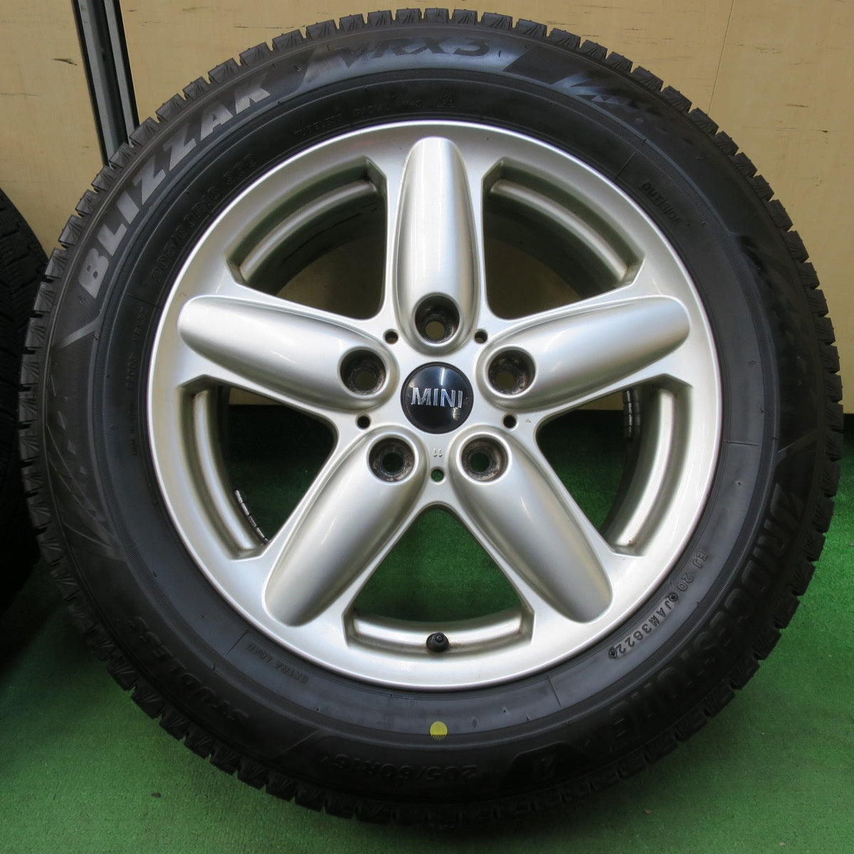 [送料無料] バリ溝！22年！ほぼ10分★MINI ミニ クロスオーバー R60 純正 205/60R16 スタッドレス ブリヂストン ブリザック VRX3 16インチ PCD120/5H★4123016イス