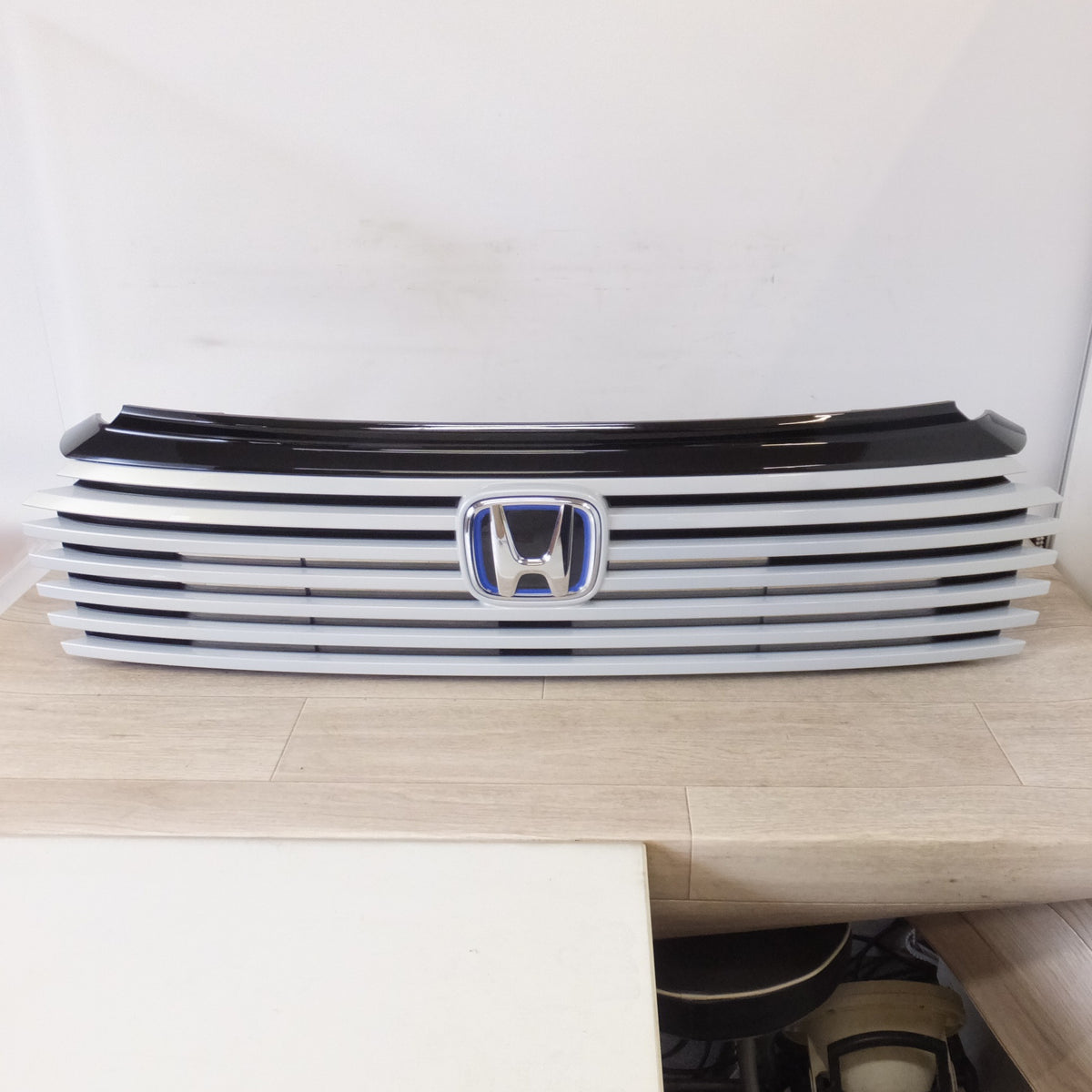[送料無料] 岐阜発 新車外し★ホンダ HONDA RV ヴェゼル 後期 ハイブリッド フロントグリル 08F21-3N0-000D プレミアムサンライトパール NH902P カメラ無し用★