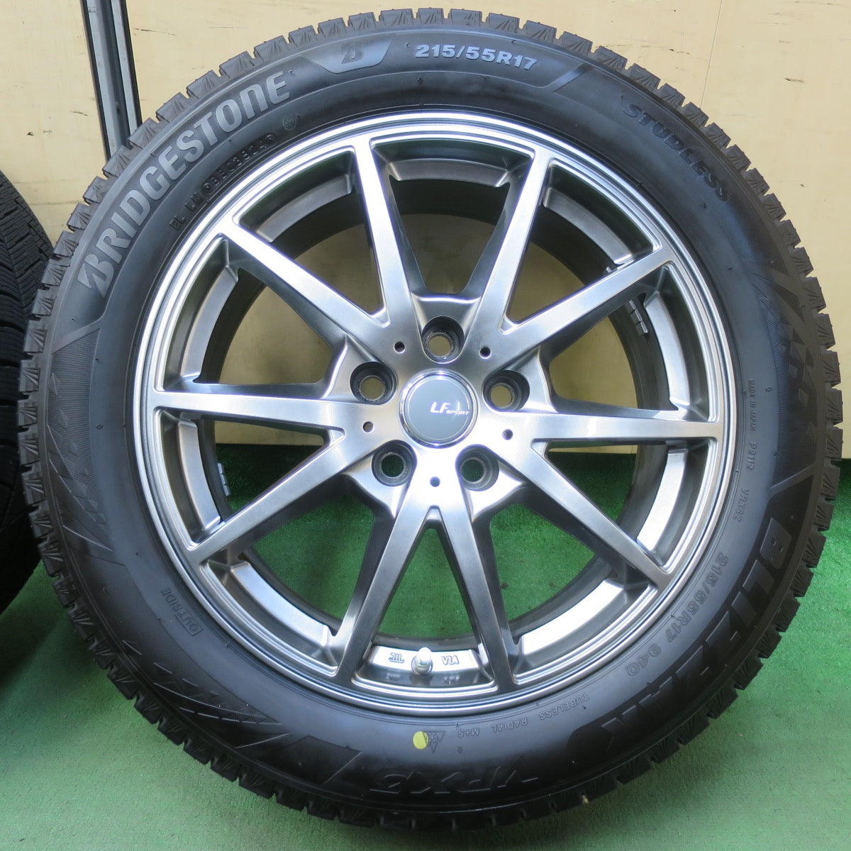 バリ溝！24年！キレイ！ほぼ10分★スタッドレス 215/55R17 ブリヂストン ブリザック VRX3 LF SPORT LF2 LFスポーツ 17インチ PCD114.3/5H★5112206イス