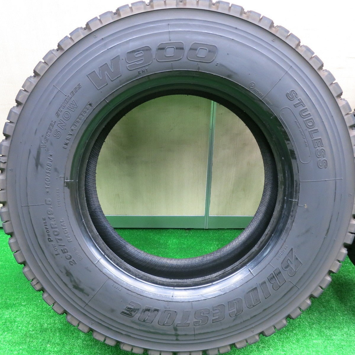 *送料無料* バリ溝！23年！9.5分★トラック タイヤ 265/70R19.5 140/138J スタッドレス ブリヂストン W900 19.5インチ★4072310HAスタ