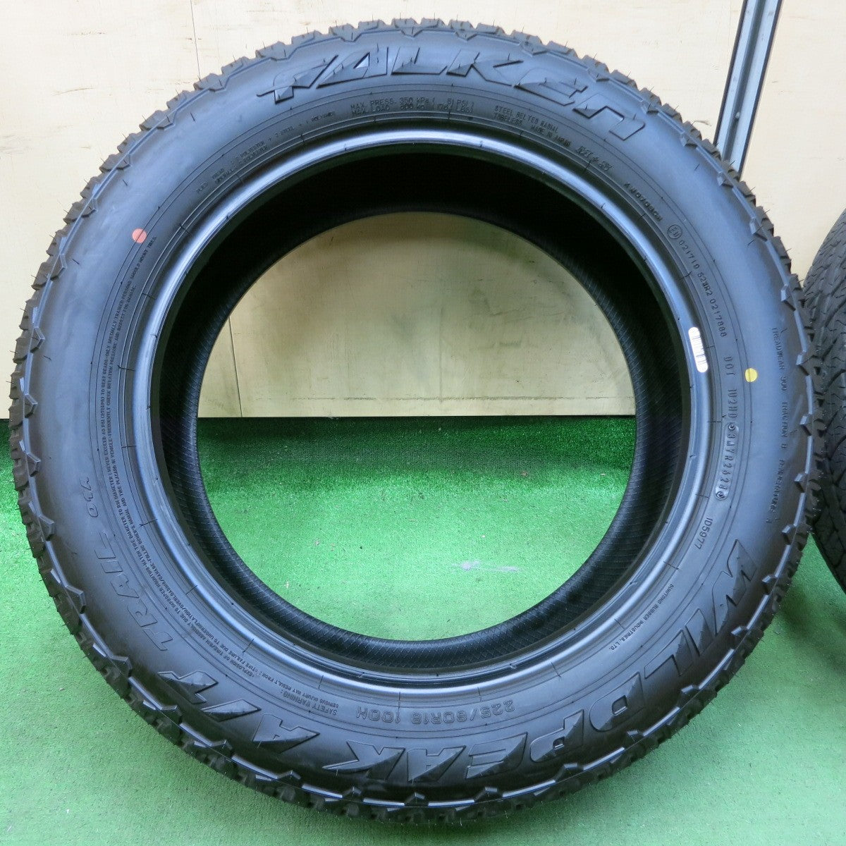 [送料無料] 新車外し！24年★225/60R18 ファルケン WILDPEAK A/T TRAIL 01A タイヤ 18インチ RAV4 ハリアー エクストレイル CX-5 CX-8 等★4123009イノタ