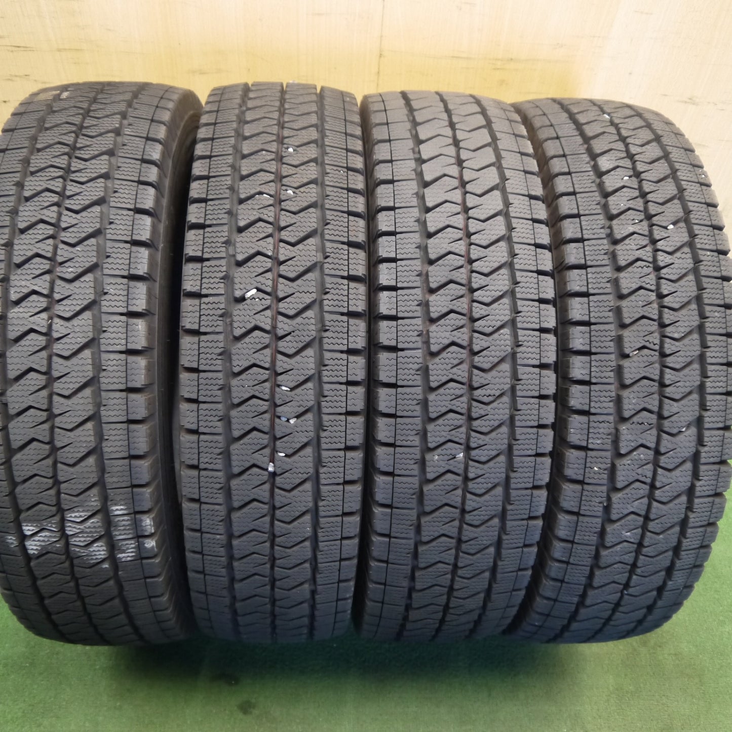 バリ溝！23年！9.5分★スタッドレス 195/80R15 107/105N ブリヂストン ブリザック VL10 タイヤ 15インチ ハイエース キャラバン 等★6070306Hスタ
