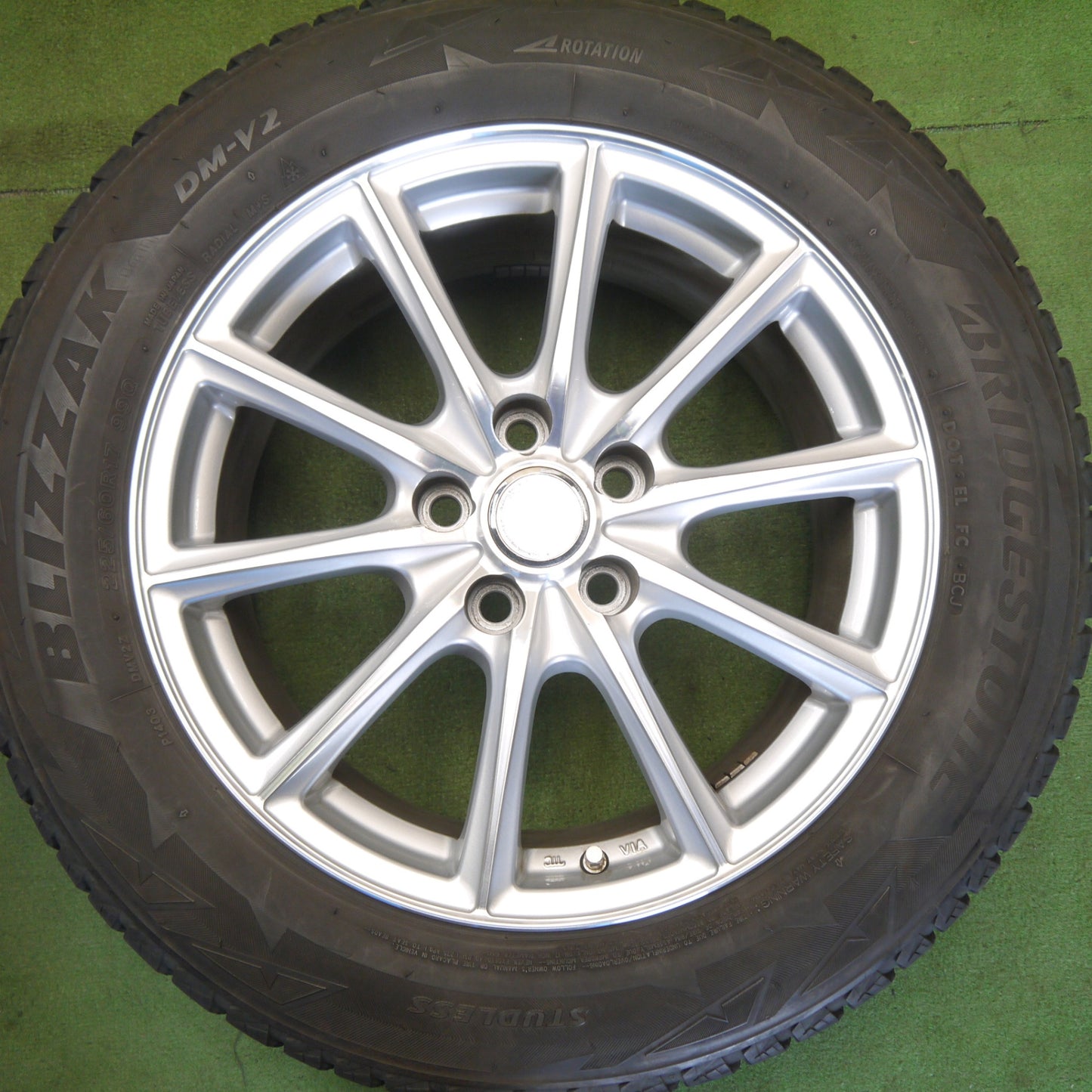 キレイ◎スタッドレス 225/60R17 ブリヂストン ブリザック DM-V2 ECO FORME エコフォルム 17インチ PCD114.3/5H◎6062309Hス