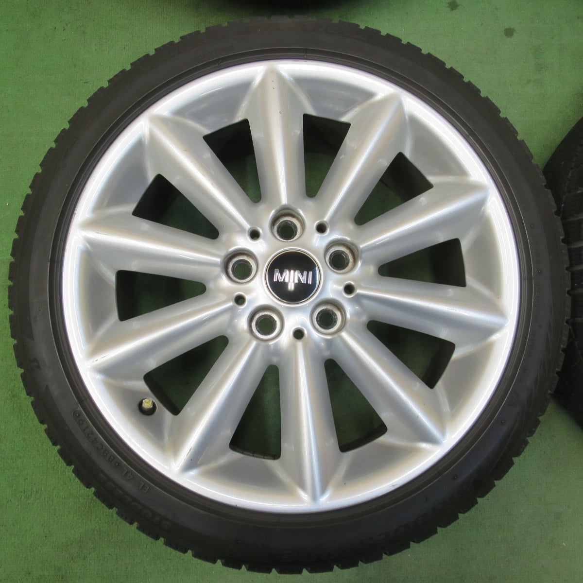 バリ溝！8.5分★MINI F55 F56 ミニ クーパー F54 クラブマン 等 純正 205/45R17 スタッドレス ブリヂストン ブリザック VRX2 17インチ PCD112/5H★5122912イス