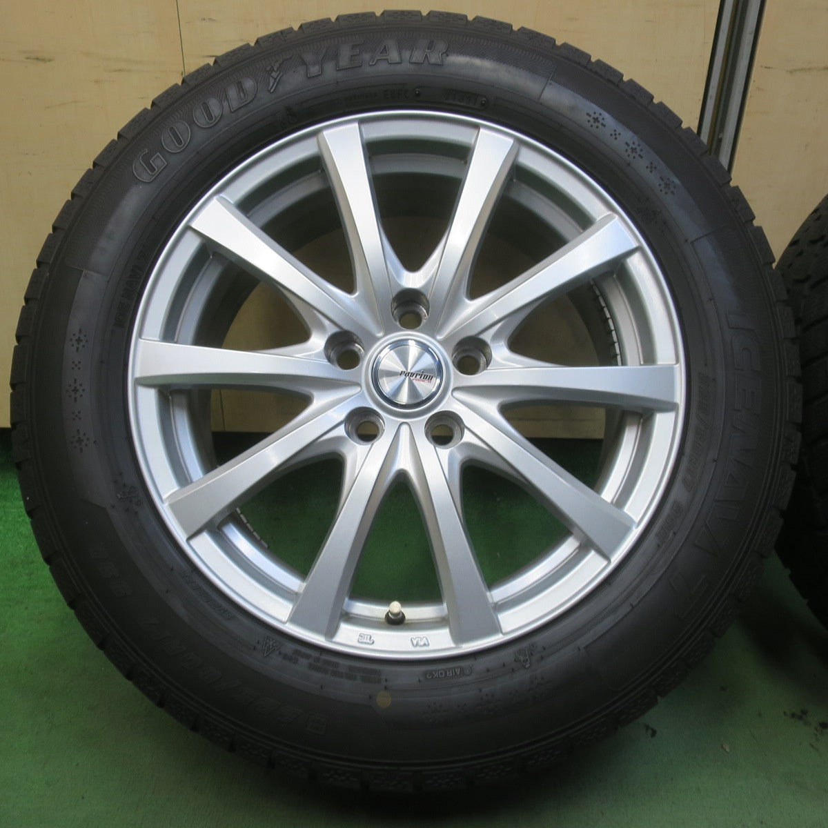 バリ溝！キレイ！8.5分◎スタッドレス 225/60R17 グッドイヤー アイスナビ7 ravrion RS01 ラブリオン 17インチ PCD114.3/5H◎6072603イス
