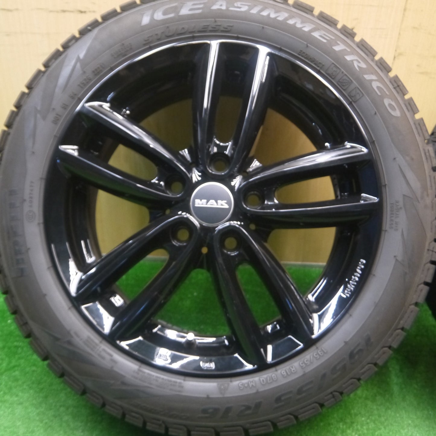 [送料無料] バリ溝！21年！キレイ！9.5分以上★BMW ミニ 等 MAK OXFORD 195/55R16 スタッドレス ピレリ アイスアシンメトリコ オクスフォード 16インチ PCD112/5H★4112704Hス