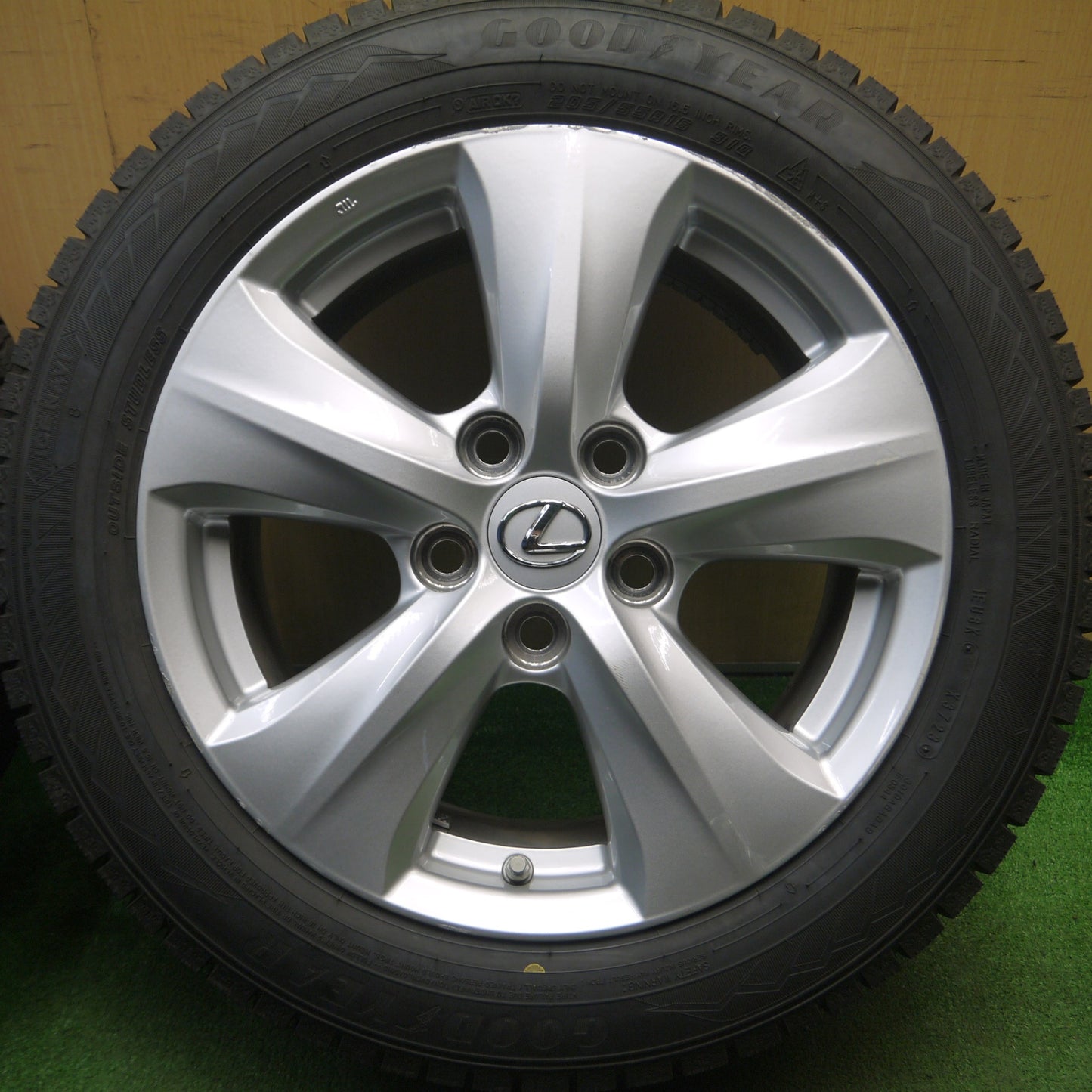 [送料無料] センサー付！バリ溝！23年！9.5分以上★レクサス 30系 IS 純正 205/55R16 スタッドレス グッドイヤー アイスナビ8 16インチ PCD114.3/5H★5022808Hス