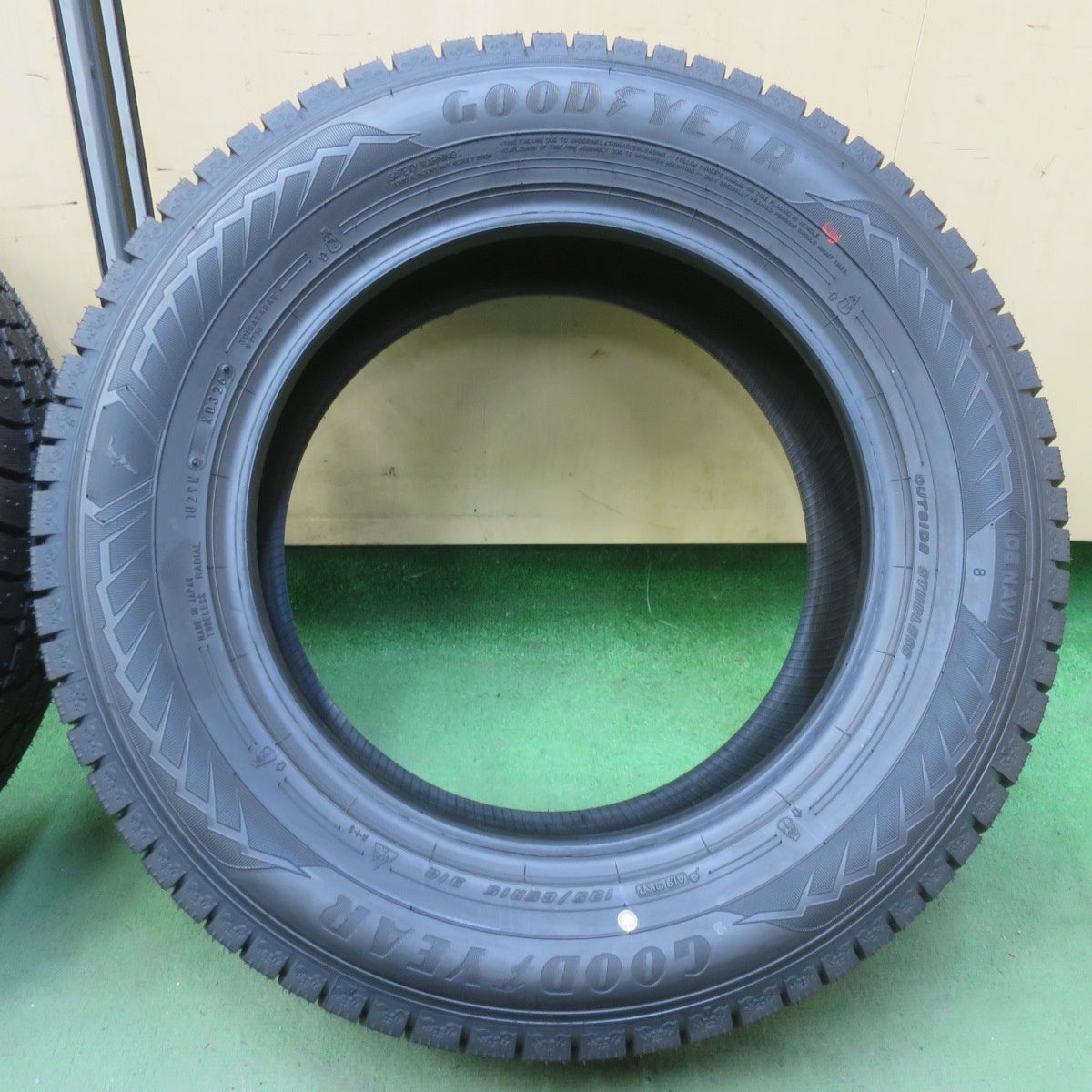 未使用！26年★スタッドレス 195/65R15 グッドイヤー アイスナビ8 タイヤ 15インチ プリウス ノア ヴォクシー ステップワゴン 等★6061810イスタ