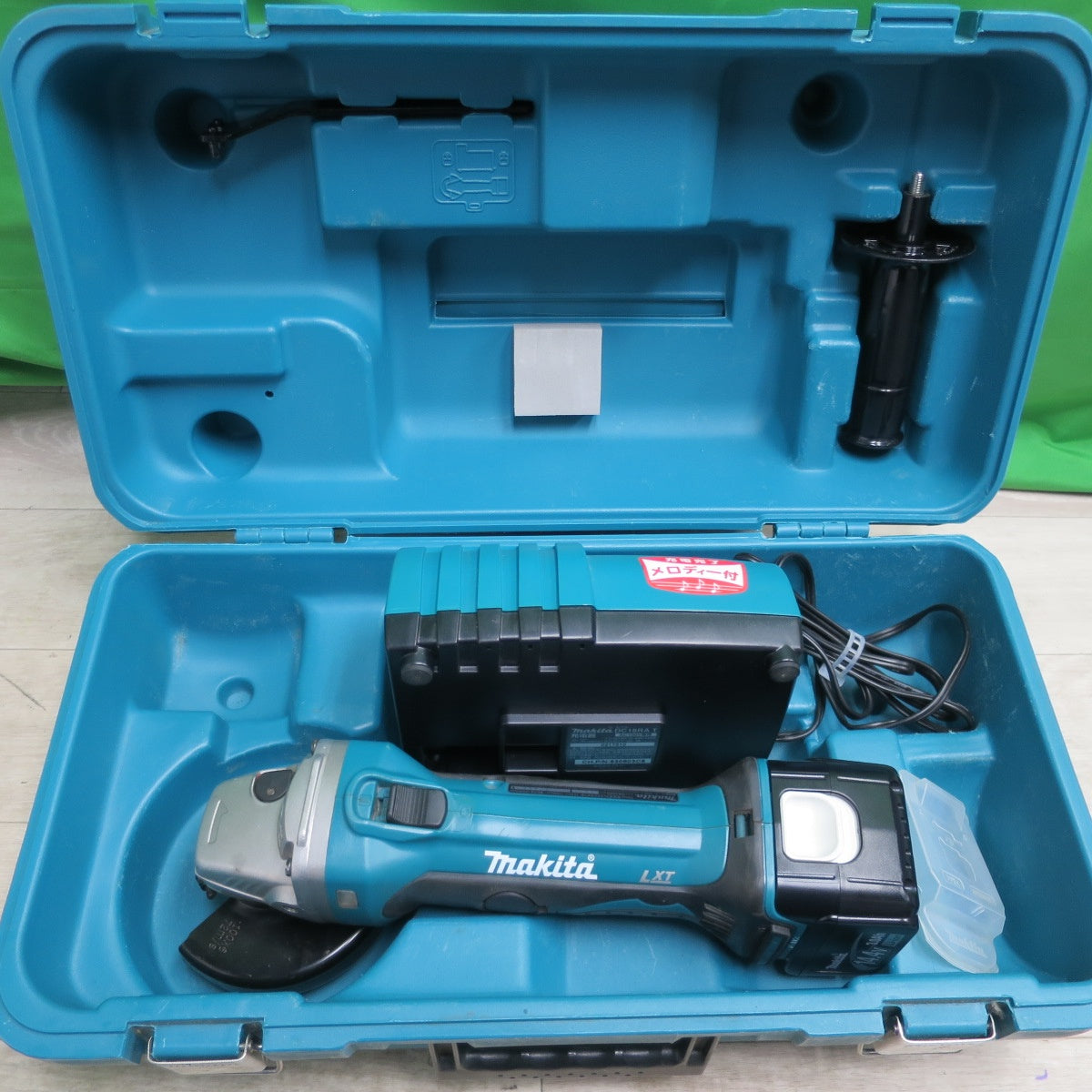 [送料無料] キレイ☆マキタ 14.4V 3.0Ah 100mm 充電式 ディスク グラインダ GA400DRF ケース 充電器 バッテリー 付き 電動 工具☆