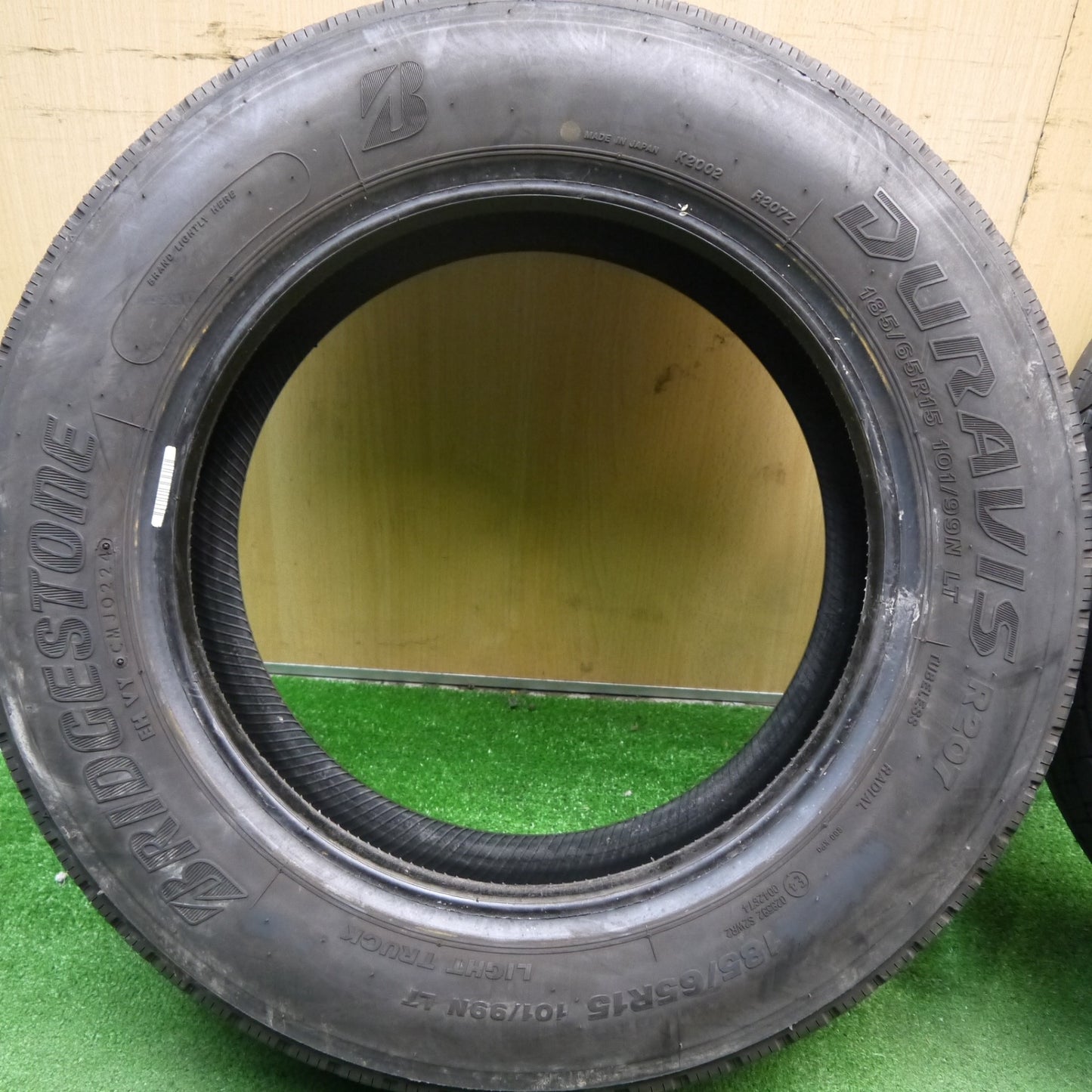 バリ溝！24年！8.5分★小型 トラック バス タイヤ 185/65R15 101/99N ブリヂストン デュラビス R207 DURAVIS 15インチ★5052603Hノタ