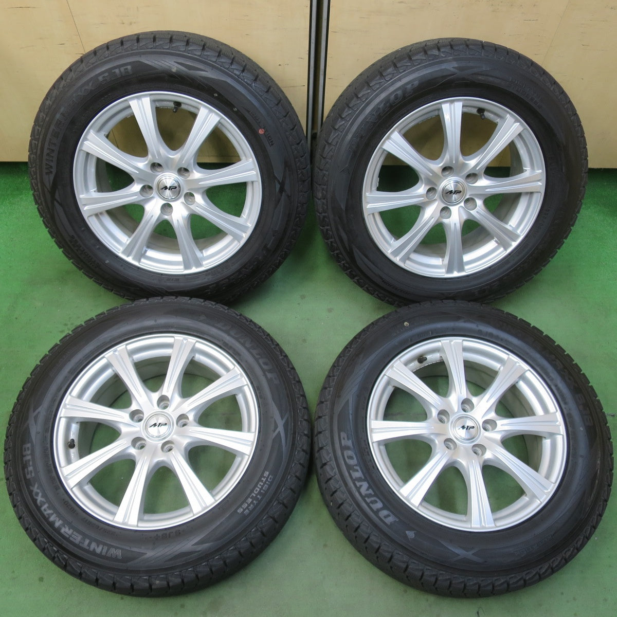 バリ溝！22年！キレイ！9.5分★スタッドレス 225/65R17 ダンロップ ウインターマックス SJ8 SJ8+ MP-04 17インチ PCD114.3/5H★6022112イス