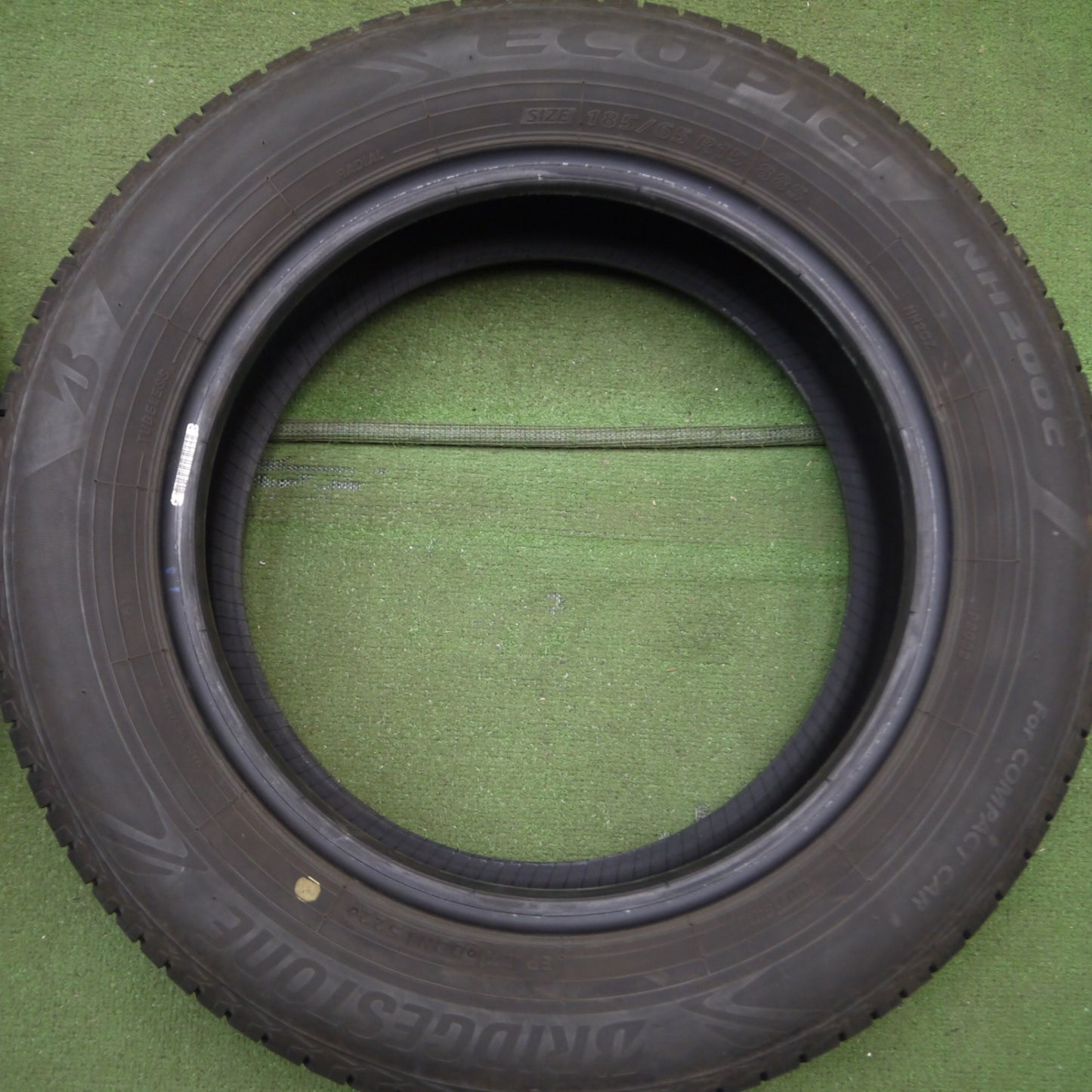 *送料無料* バリ溝！22年！9.5分★185/65R15 ブリヂストン エコピア NH200C タイヤ 15インチ ノート フリード 等★4051710Hノタ