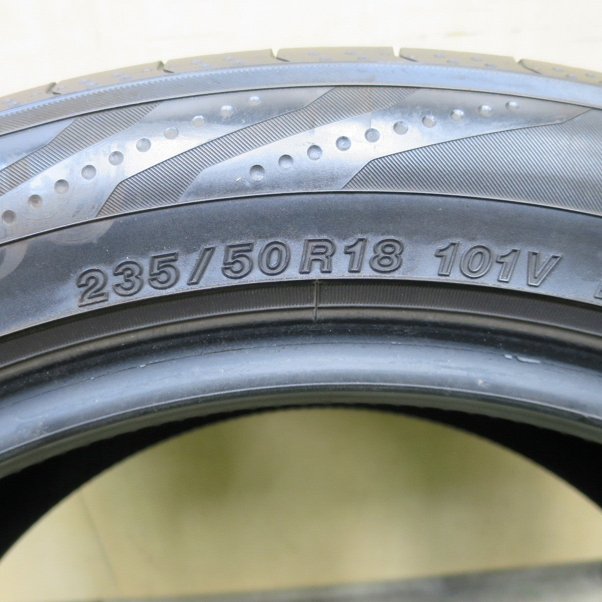 バリ溝！23年！8.5分！2本★235/50R18 ヨコハマ BluEarth-RV RV03 タイヤ 18インチ ブルーアース アルファード ヴェルファイア 等★6032103NGノタ