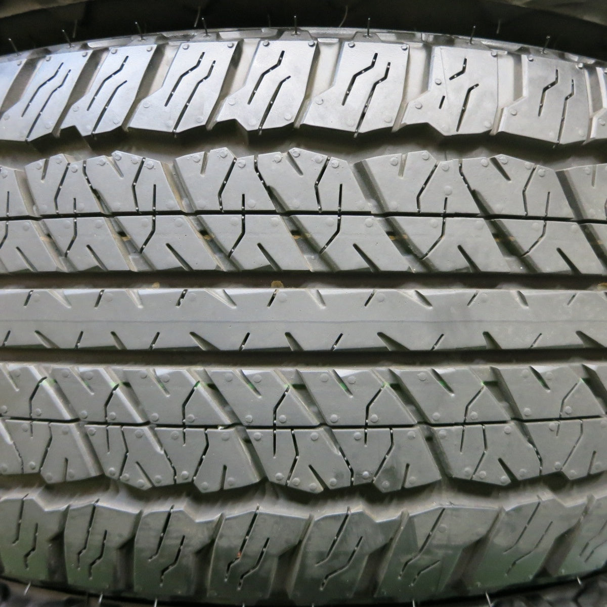 [送料無料] 新車外し！24年★225/60R18 ファルケン WILDPEAK A/T TRAIL 01A タイヤ 18インチ RAV4 ハリアー エクストレイル CX-5 CX-8 等★4123009イノタ
