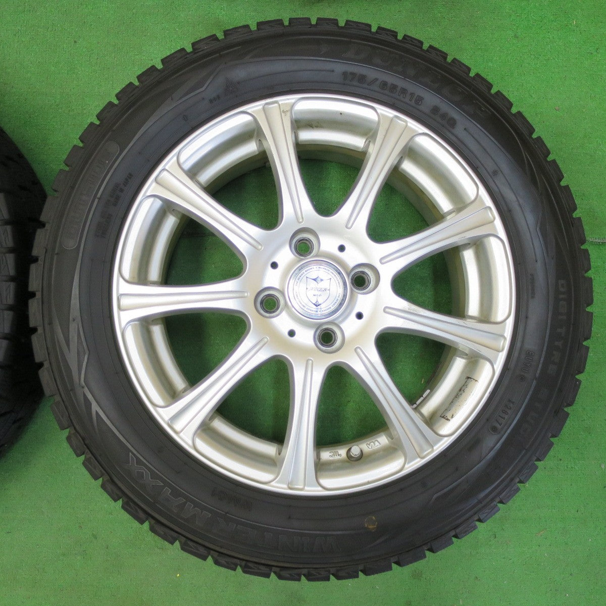 *送料無料* バリ溝！8.5分★スタッドレス 175/65R15 ダンロップ ウインターマックス WM01 JOKER ジョーカー 15インチ PCD100/4H★4060705イス