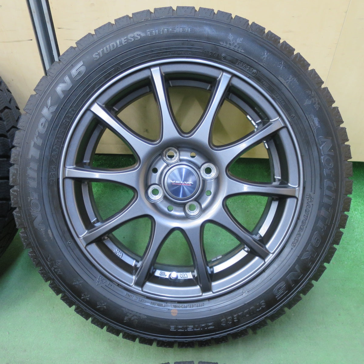 バリ溝！23年！キレイ！9.5分以上★スタッドレス 185/60R15 オートバックス ノーストレック N5 VELVA CHARGE ヴェルヴァ チャージ 15インチ PCD100/4H★5111301TTス