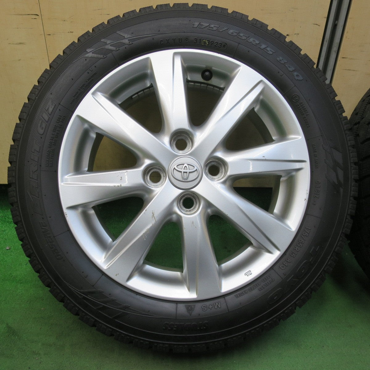 バリ溝！23年！9.5分以上★トヨタ NHP10 アクア 純正 175/65R15 スタッドレス トーヨー オブザーブ ガリット GIZ 15インチ PCD100/4H★5102803イス