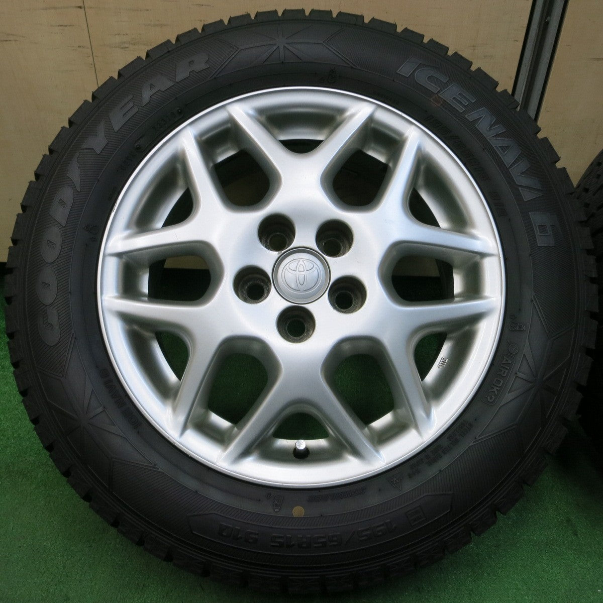 *送料無料* 超バリ溝！ほぼ10分★トヨタ プレミオ 純正 195/65R15 スタッドレス グッドイヤー アイスナビ6 15インチ PCD100/5H★4032706イス