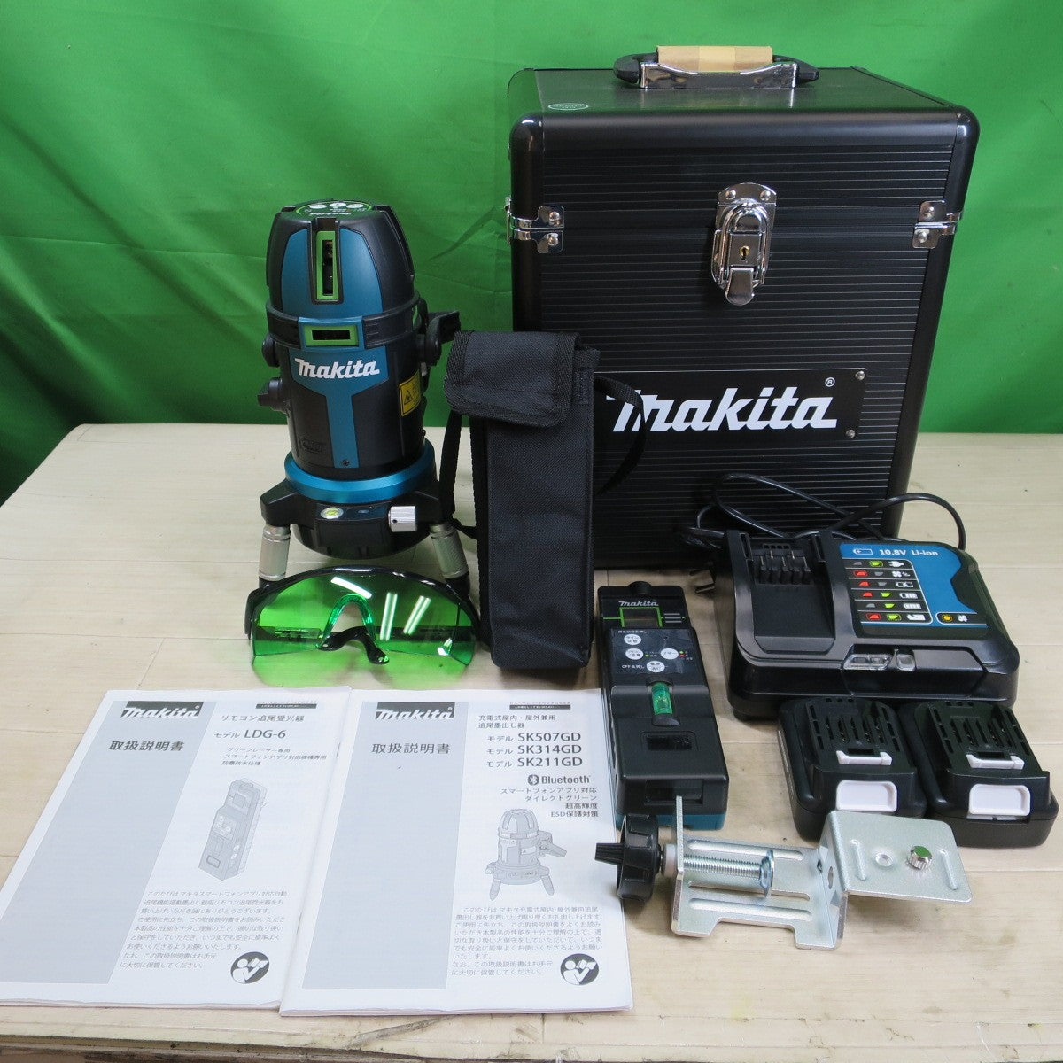 美品！バッテリー2個☆マキタ 充電式 屋内・屋外 兼用 フルライン レーザー 墨出器 SK507GD 受光器 LDG-6 充電器 makita☆