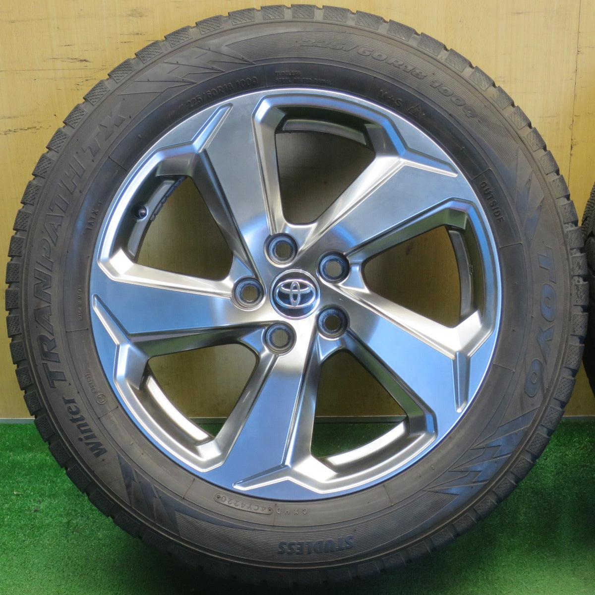 バリ溝！キレイ！9.5分★トヨタ RAV4 Gグレード 純正 225/60R18 スタッドレス トーヨー ウインター トランパス TX 18インチ PCD114.3/5H★6051003NJス