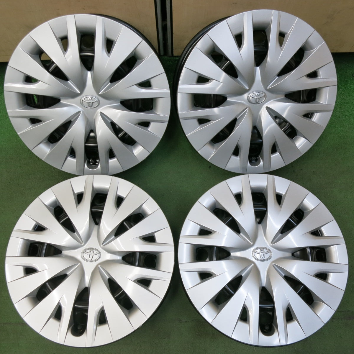新車外し★トヨタ ヤリス 純正 スチール ホイール 15インチ 15×6J PCD100/4H★5043007SYホ