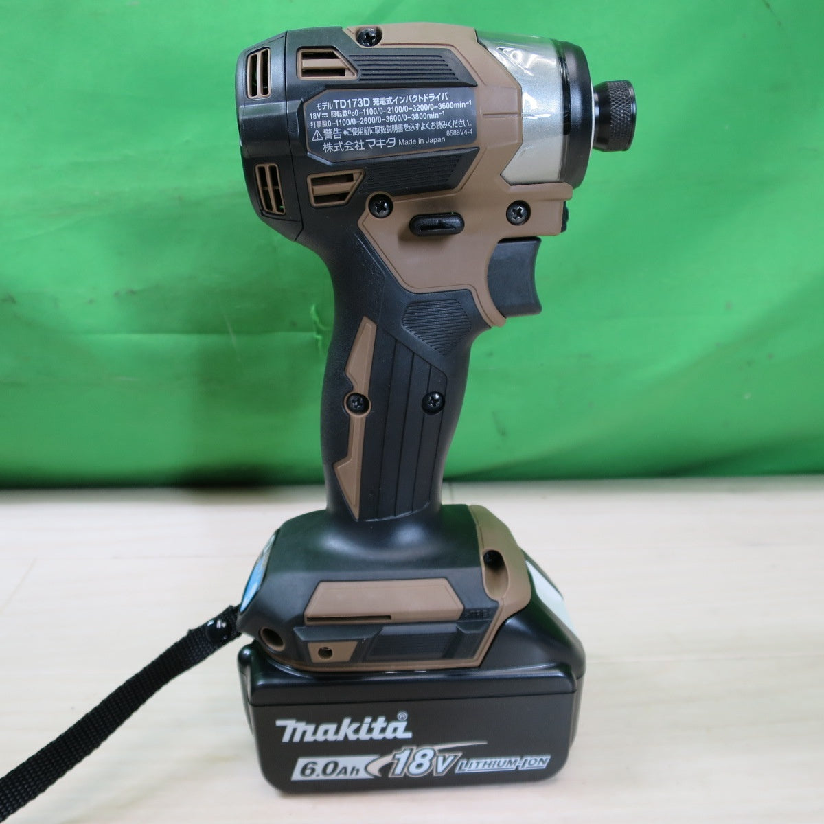 [送料無料] 未使用！バッテリー2個☆マキタ 充電式 インパクトドライバ TD173DGXAB 電動 工具 18V makita バッテリー BL1860B 充電器 DC18RF☆