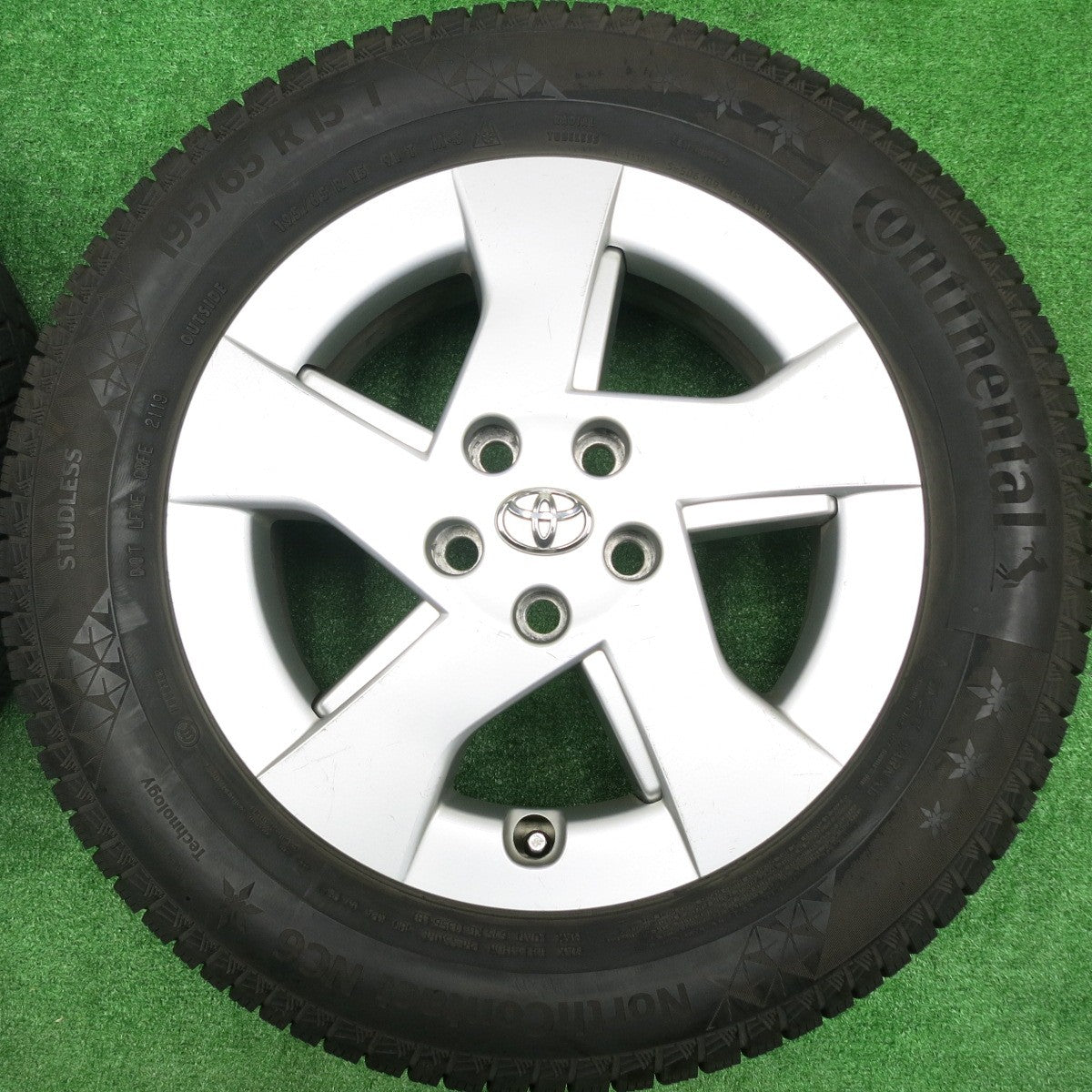 [送料無料] バリ溝！8.5分★トヨタ 30系 プリウス 純正 195/65R15 スタッドレス コンチネンタル ノースコンタクト NC6 15インチ PCD100/5H★4091402HAス