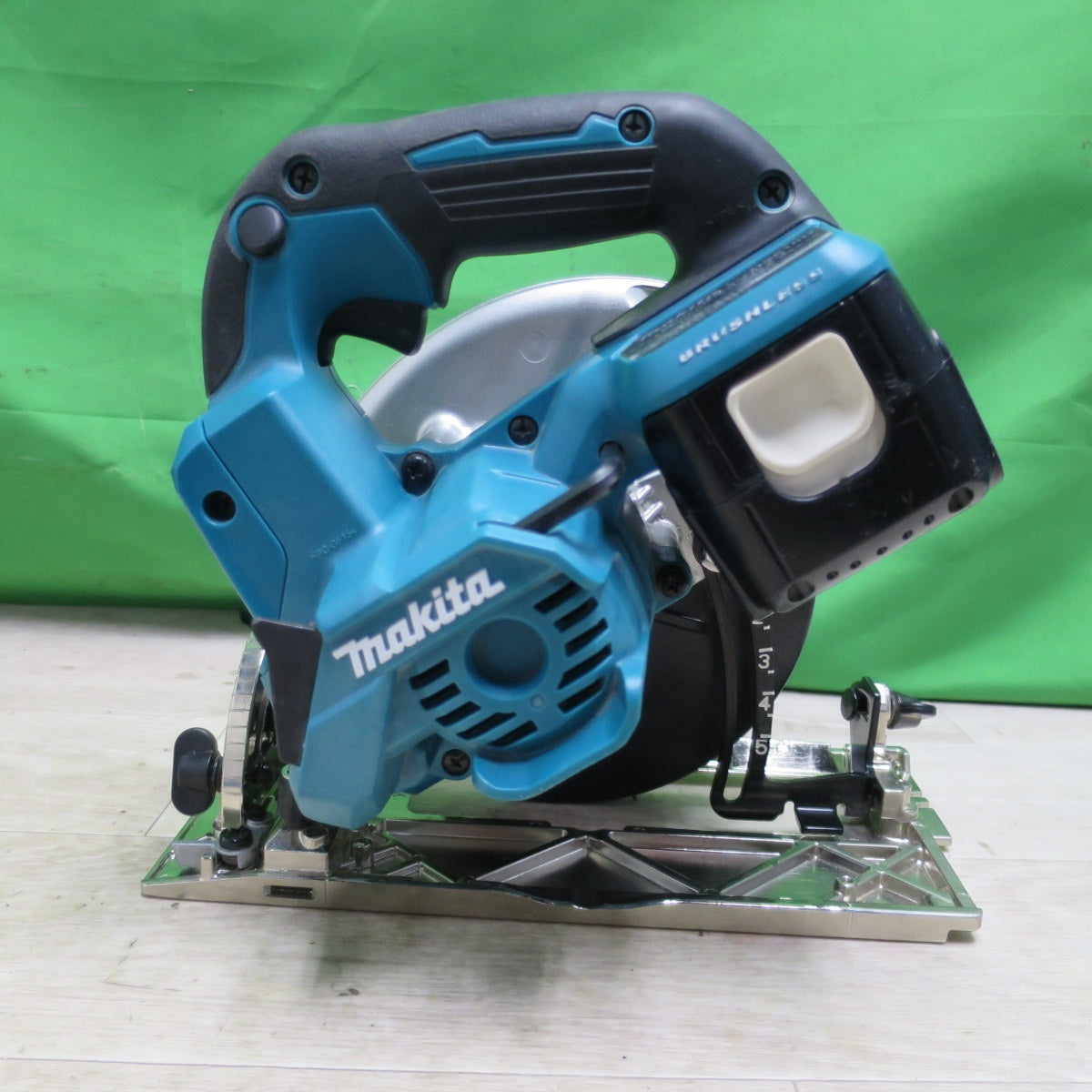 [送料無料] キレイ☆マキタ 165mm 充電式 マルノコ 18V HS610D バッテリー付き 丸鋸 丸のこ 丸ノコ 切断機 電動 工具☆
