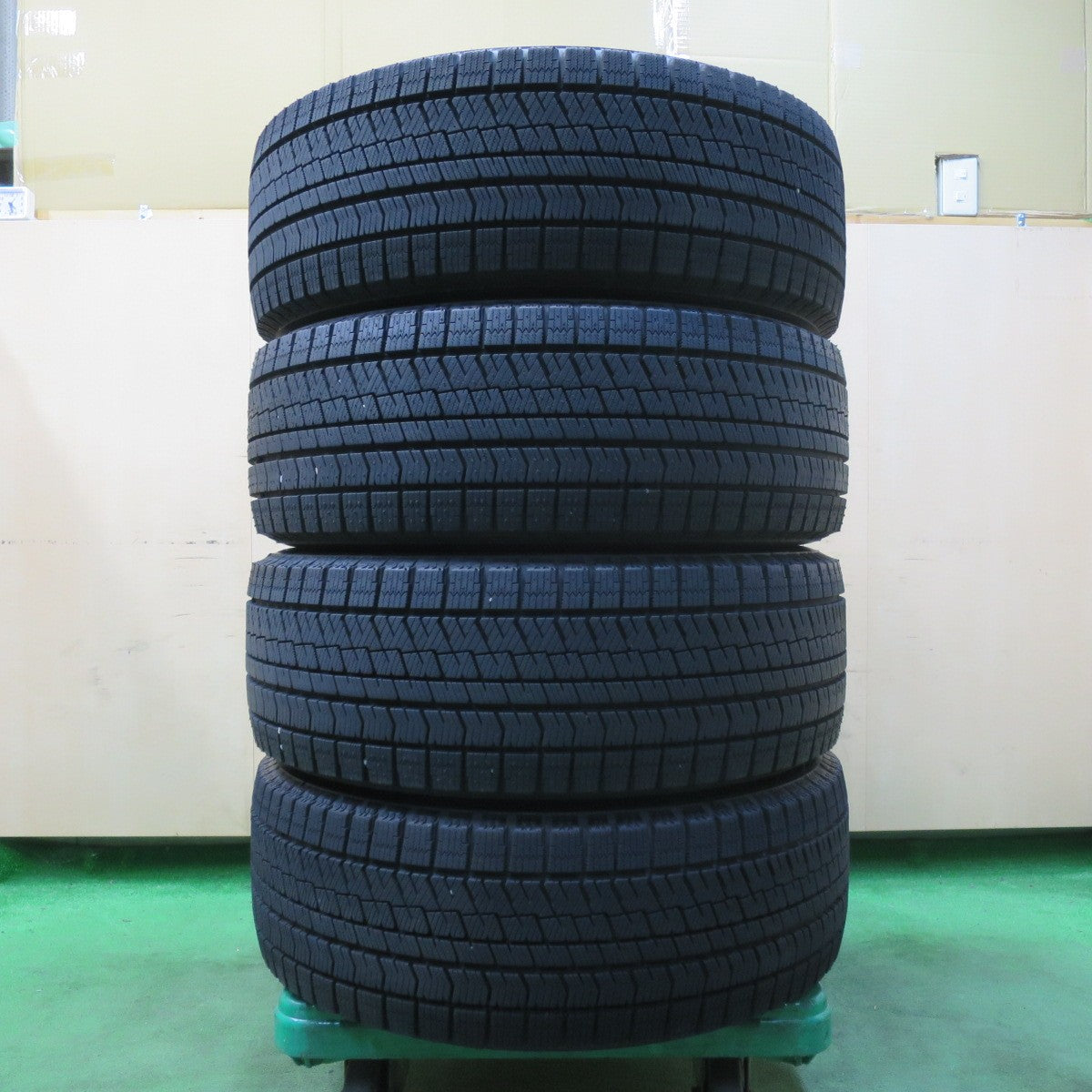 [送料無料] バリ溝！23年！キレイ！ほぼ10分★スタッドレス 225/55R18 ブリヂストン ブリザック VRX2 ECO FORME エコフォルム 18インチ PCD114.3/5H★4121001イス