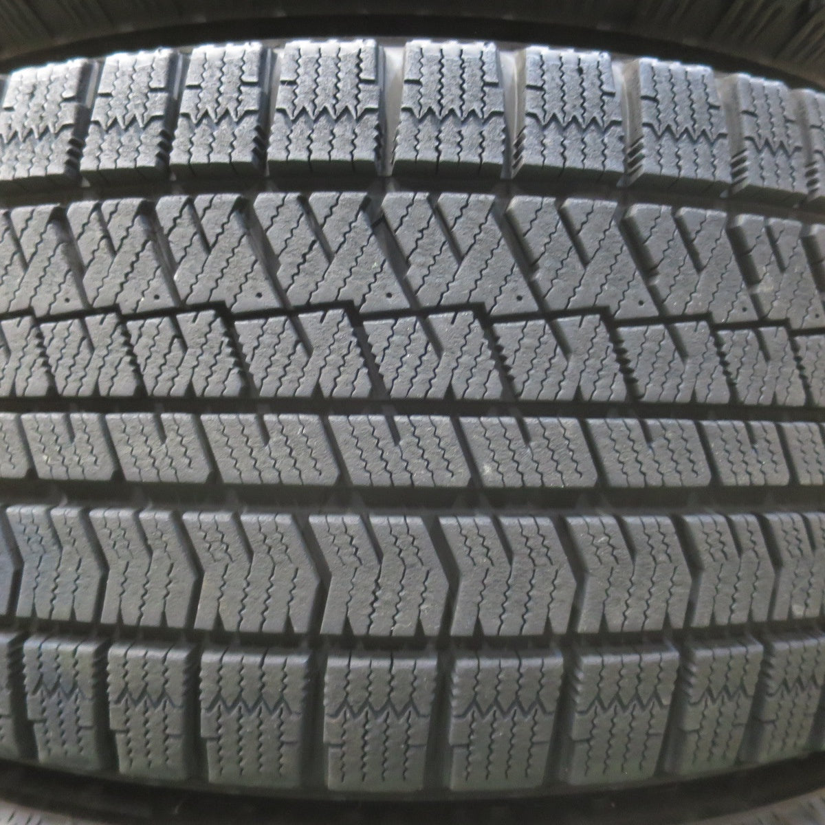バリ溝！24年！9.5分★ベンツ 等 AGA Burg 225/55R17 スタッドレス ブリヂストン ブリザック VRX2 17インチ ブルグ PCD112/5H★6021904イス
