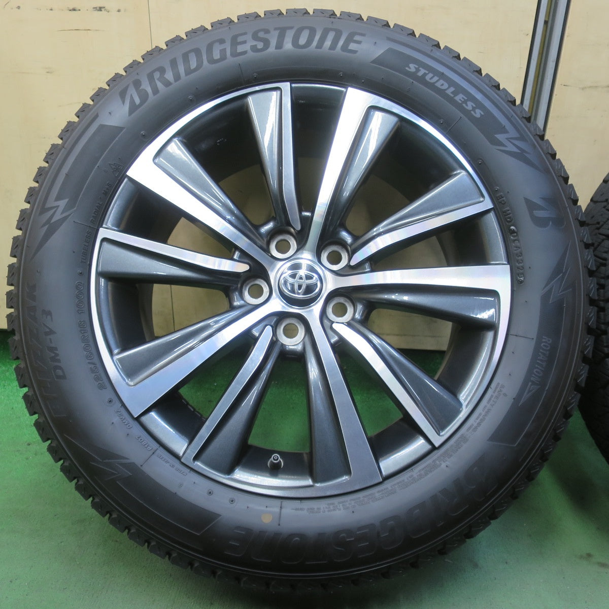 バリ溝！25年！キレイ！ほぼ10分◎トヨタ 80系 ハリアー Gグレード 純正 225/60R18 スタッドレス ブリヂストン ブリザック DM-V3 18インチ PCD114.3/5H◎6082404イス