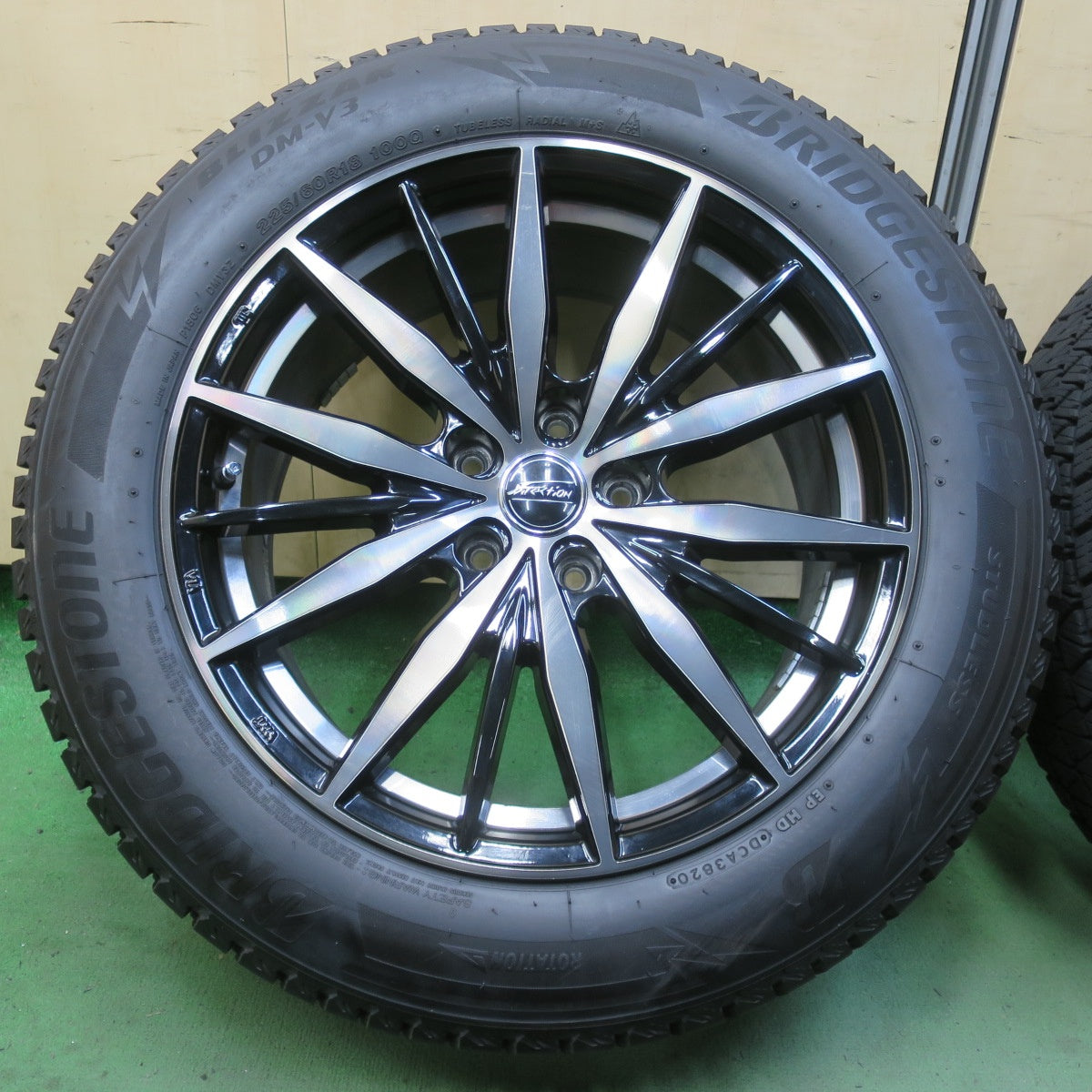 バリ溝！キレイ！9.5分★スタッドレス 225/60R18 ブリヂストン ブリザック DM-V3 F-Direction WF10 Fディレクション 18インチ PCD114.3/5H★6042307イス