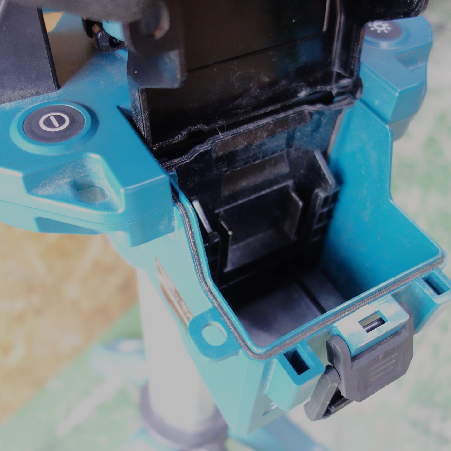 [送料無料] キレイ◆makita マキタ 充電式タワーライト ML814 投光器 照明 専用ショルダーバッグ付 本体のみ◆