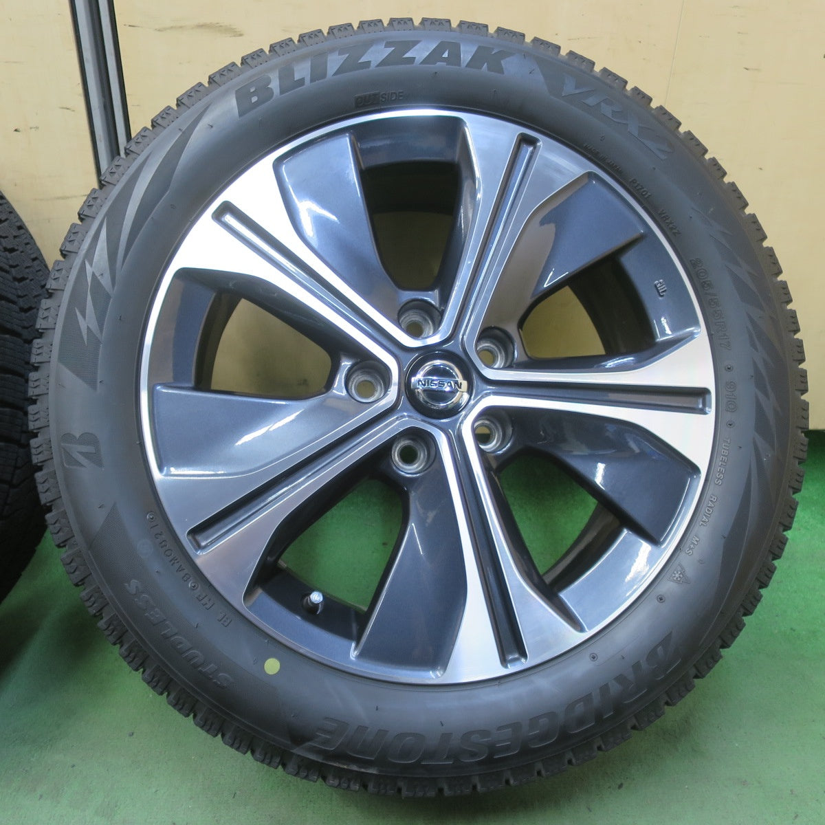 バリ溝！キレイ！8.5分★日産 キックス 純正 205/55R17 スタッドレス ブリヂストン ブリザック VRX2 17インチ PCD114.3/5H★6051906イス