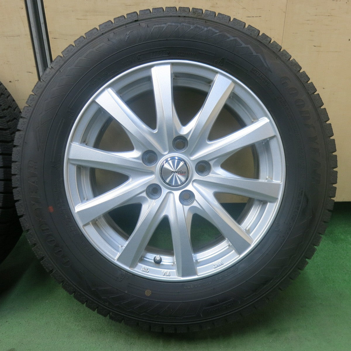 バリ溝！23年！キレイ！9.5分★スタッドレス 205/65R16 グッドイヤー アイスナビ8 ravrion RS01 ラブリオン 16インチ PCD114.3/5H★6012601SKス