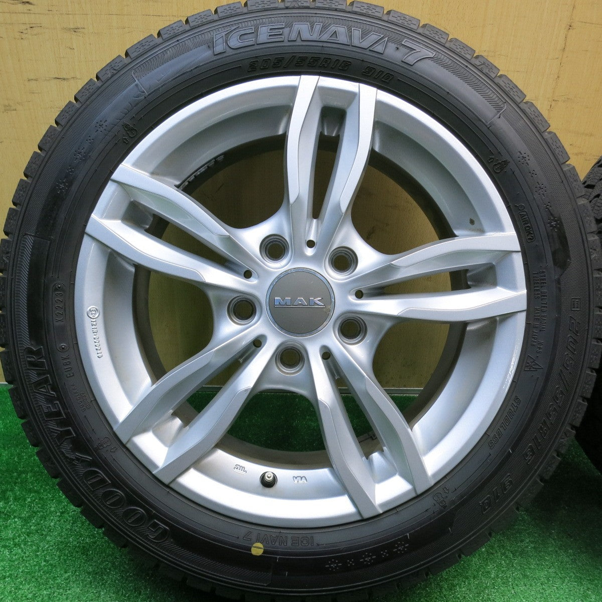 バリ溝！23年！9.5分以上★BMW 等 MAK LUFT 205/55R16 スタッドレス グッドイヤー アイスナビ7 ルフト 16インチ PCD120/5H★5110603HAス