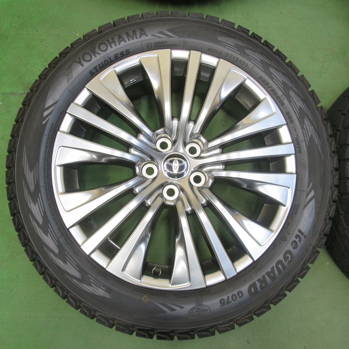 バリ溝！23年！キレイ！ほぼ10分★トヨタ 80系 ハリアー 純正 225/55R19 スタッドレス ヨコハマ アイスガード G075 19インチ PCD114.3/5H★5102710イス