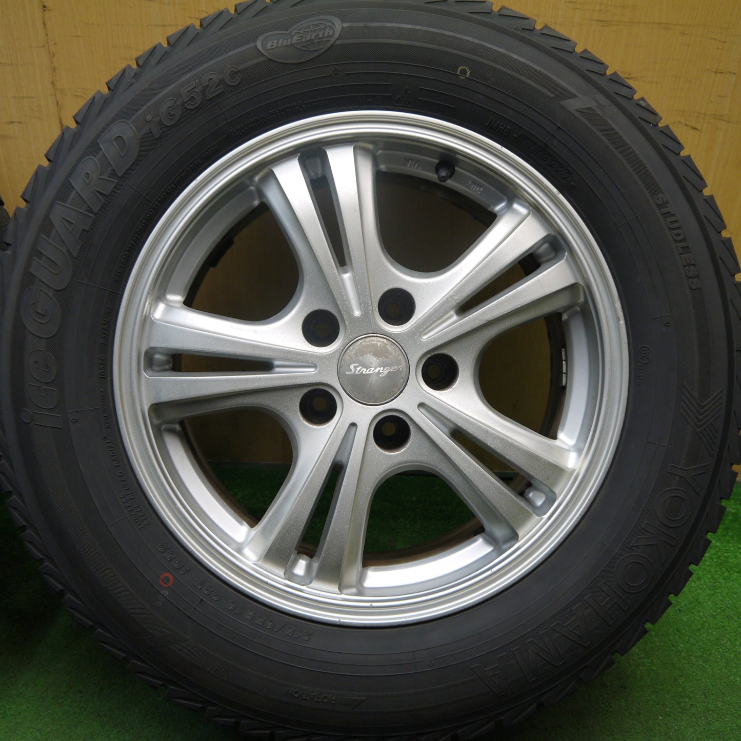 バリ溝！22年！9.5分★スタッドレス 215/65R16 ヨコハマ アイスガード iG52C Stranger ストレンジャー 16インチ PCD114.3/5H★5050705Hス